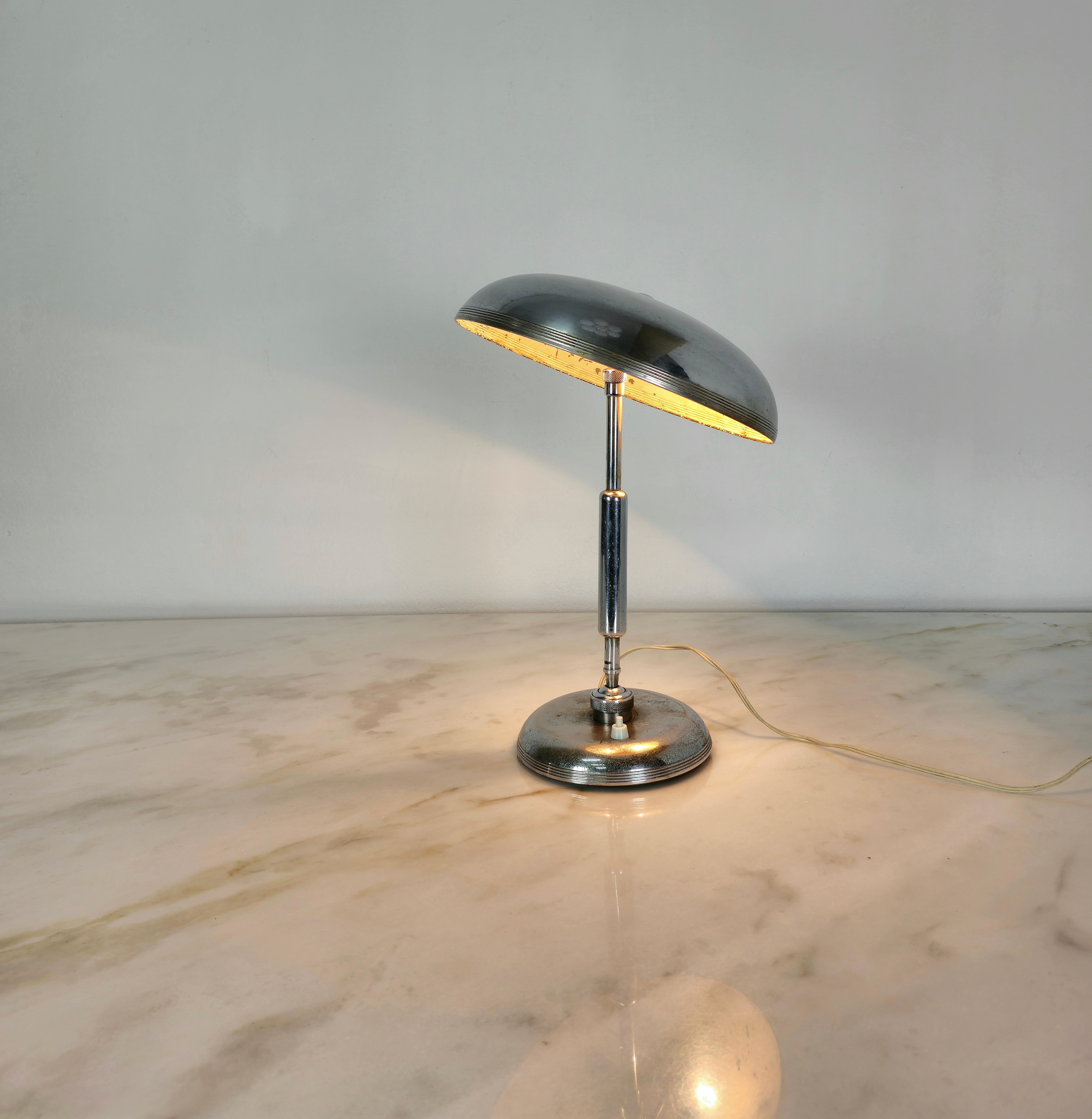 Seltene Tischleuchte, entworfen von dem Architekten Giovanni Michelucci und in den 1950er Jahren in Italien von Lariolux hergestellt.
Die Lampe hat eine geniale Funktionalität dank der zwei Gelenke, eines am Fuß des Stiels und eines am Diffusor, die