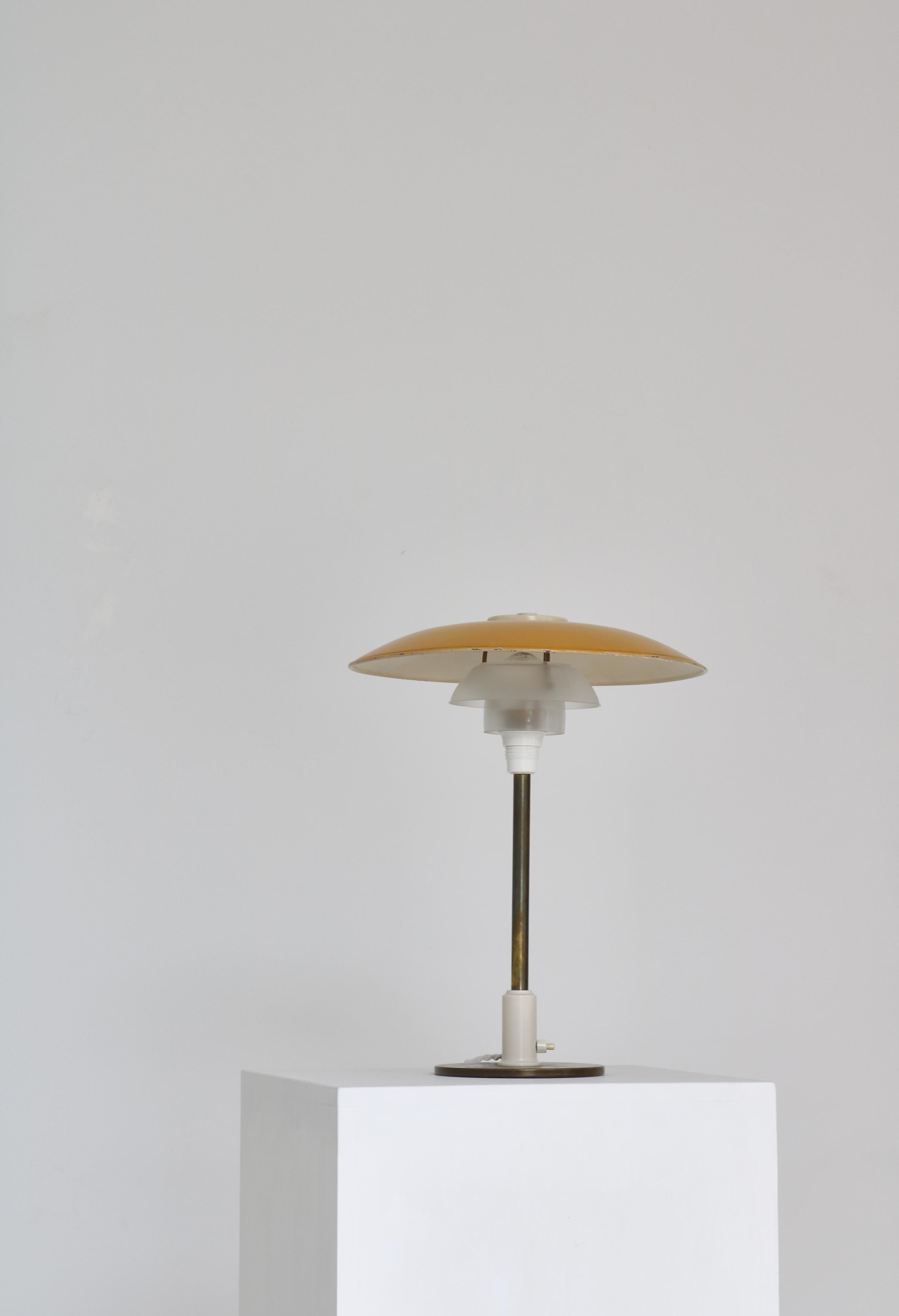 Tischlampe „PH-Lamp 3/2“ aus Messing von PH / Poul Henningsen, Louis Poulsen, 1940er Jahre (Dänisch) im Angebot