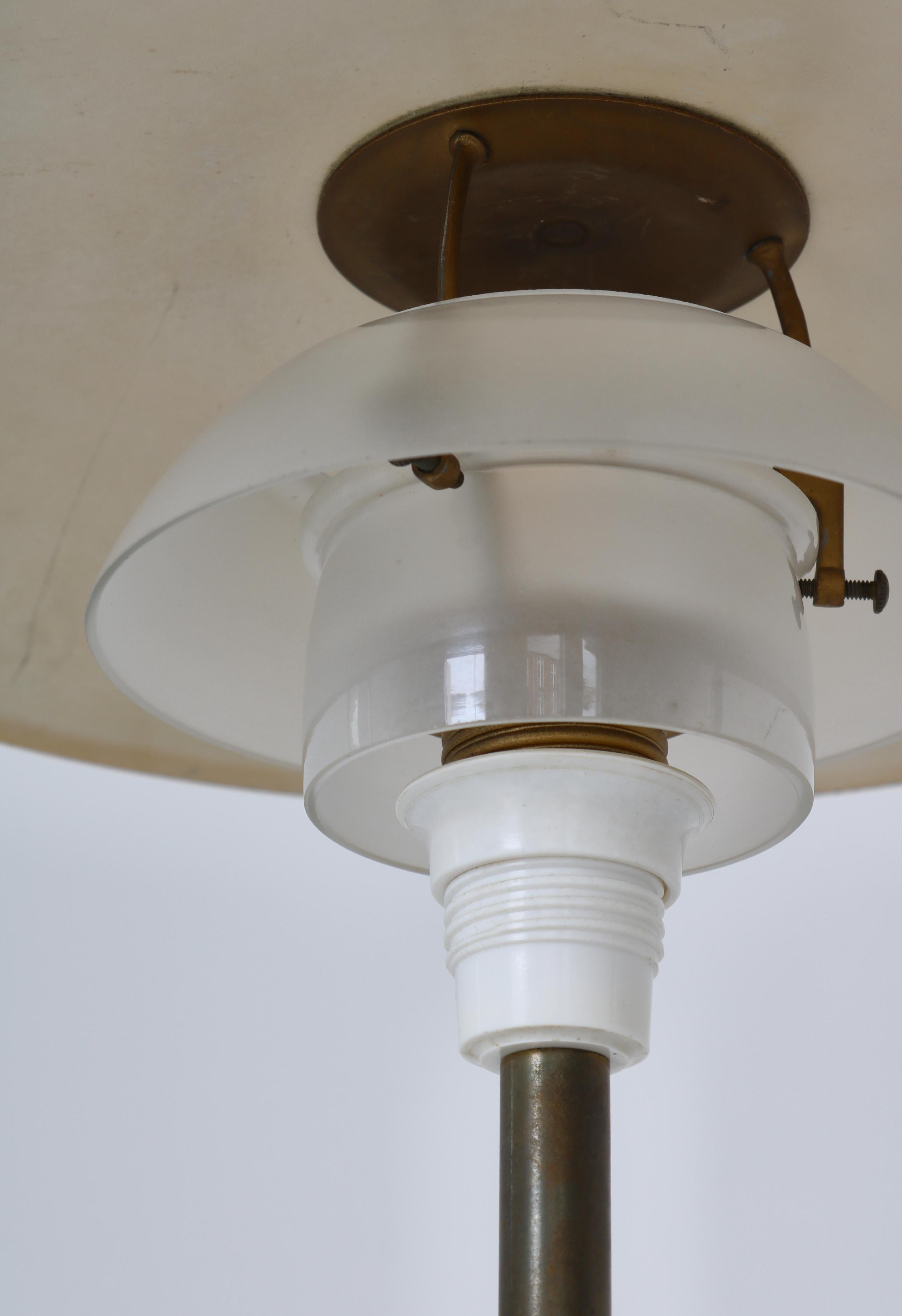Verre Lampe de bureau en laiton PH-Lamp 3/2 par PH / Poul Henningsen, Louis Poulsen, années 1940 en vente