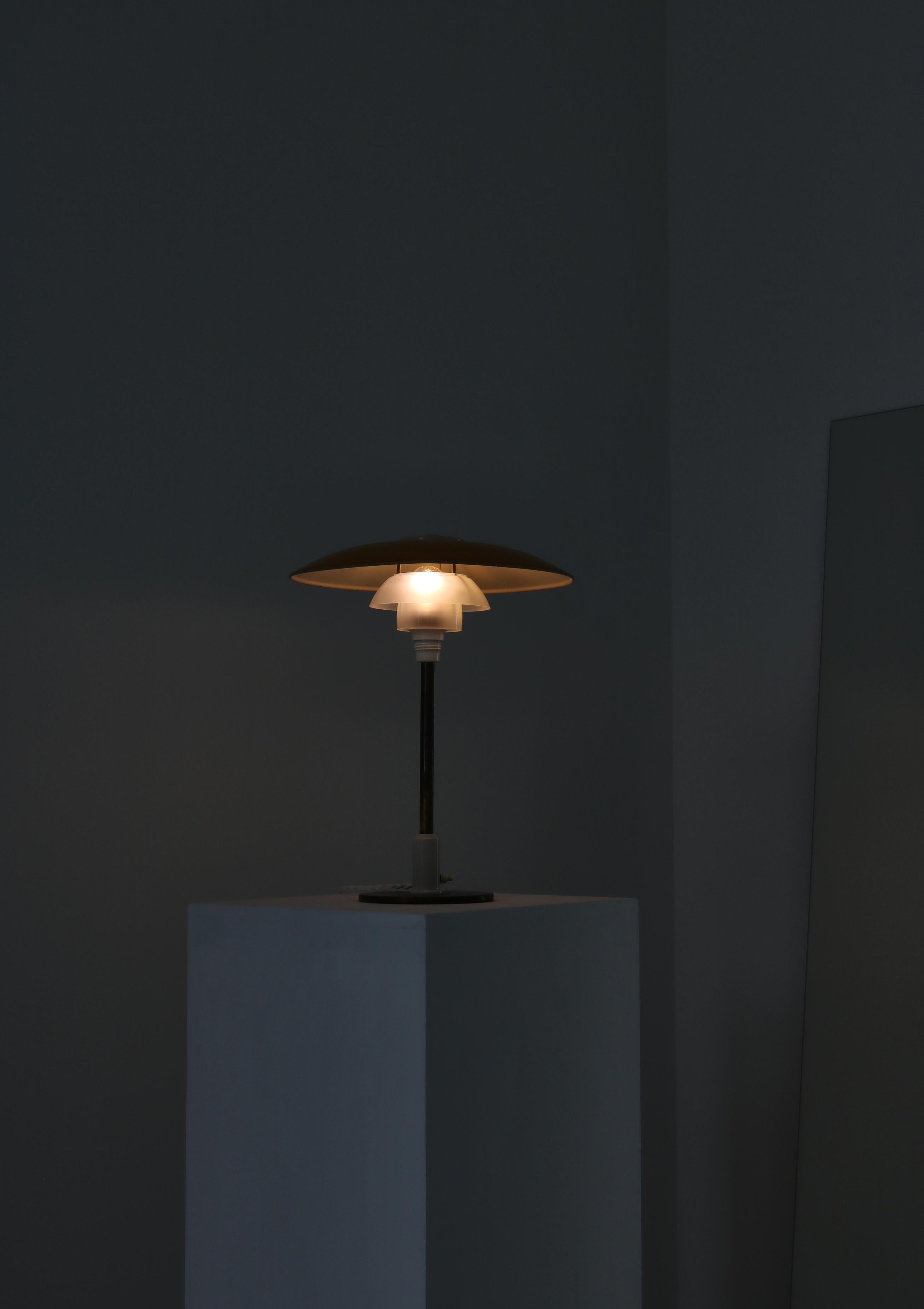 Tischlampe „PH-Lamp 3/2“ aus Messing von PH / Poul Henningsen, Louis Poulsen, 1940er Jahre im Angebot 1
