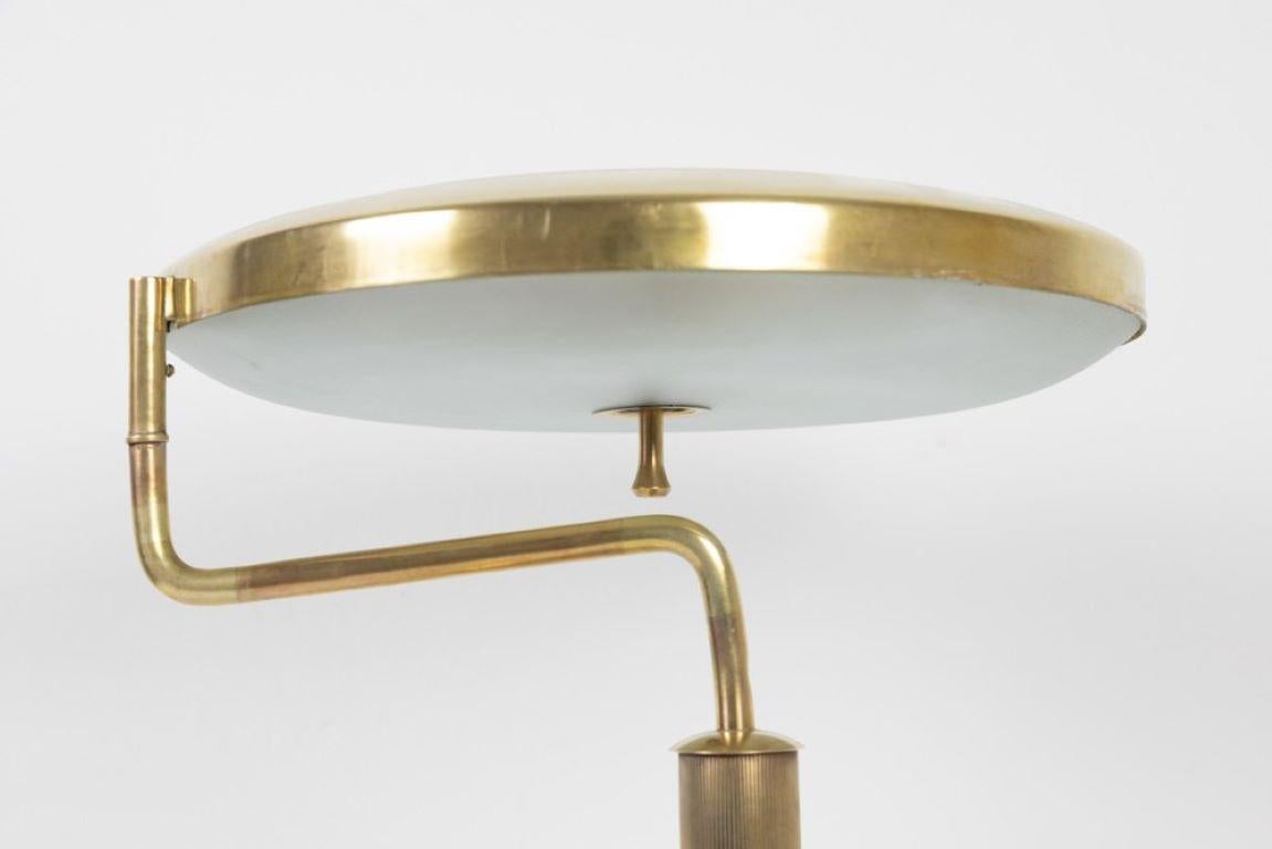 Rare lampe de bureau réglable en laiton et verre satiné, production des années 1940 par Fontana Arte.