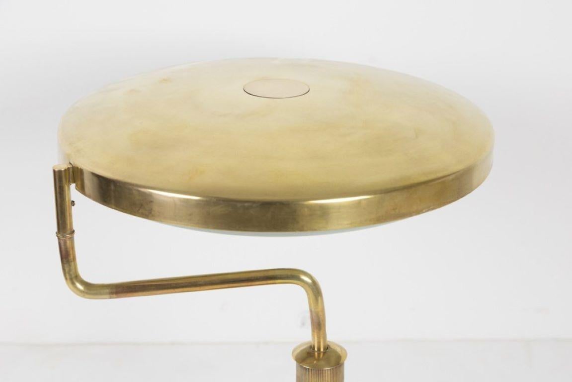 Mid-20th Century Lampe de table en laiton 'Pietro Chiesa' pour 'Fontana Arte' 1950s en vente