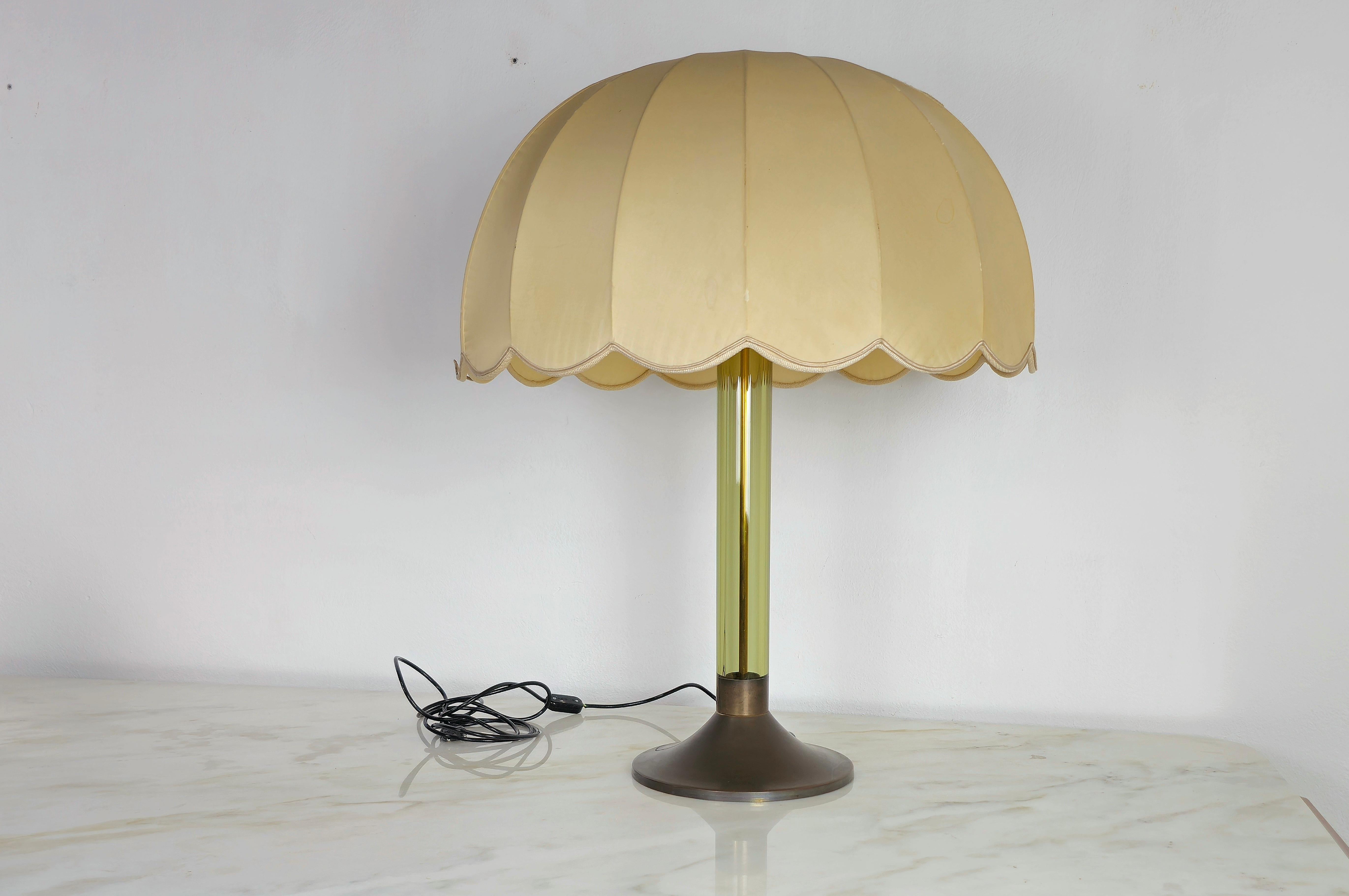 Tischlampe Messing Plexiglas Stoff Midcentury Italian Design 1960s (Moderne der Mitte des Jahrhunderts)