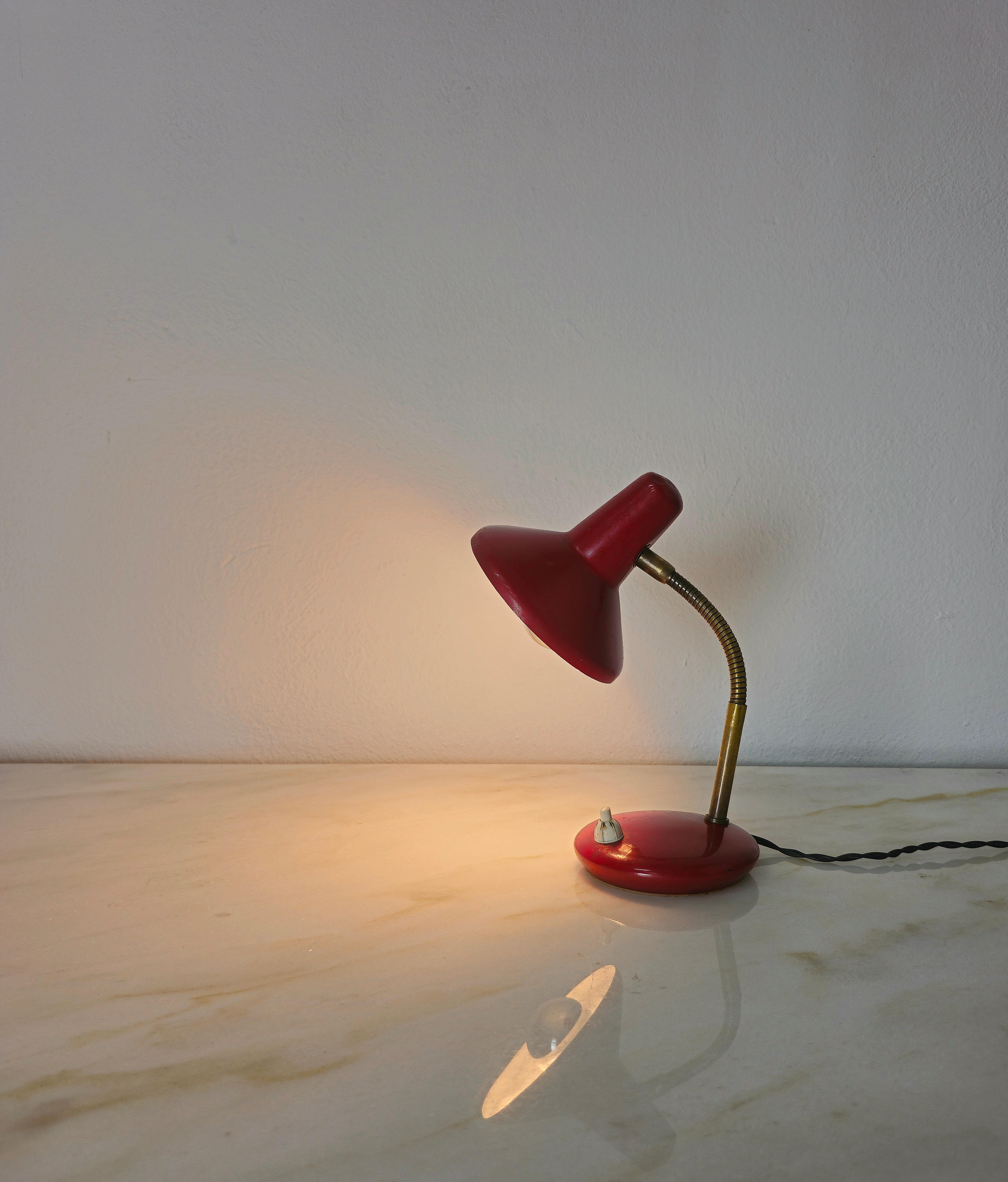 Piccola lampada da tavolo con base e diffusore in alluminio smaltato rosso e ottone flessibile. Prodotto in Italia negli anni '50.  Ti preghiamo di guardare attentamente il video e le foto, grazie.


Misure del diffusore: Diametro 11,5 cm
Peso:
