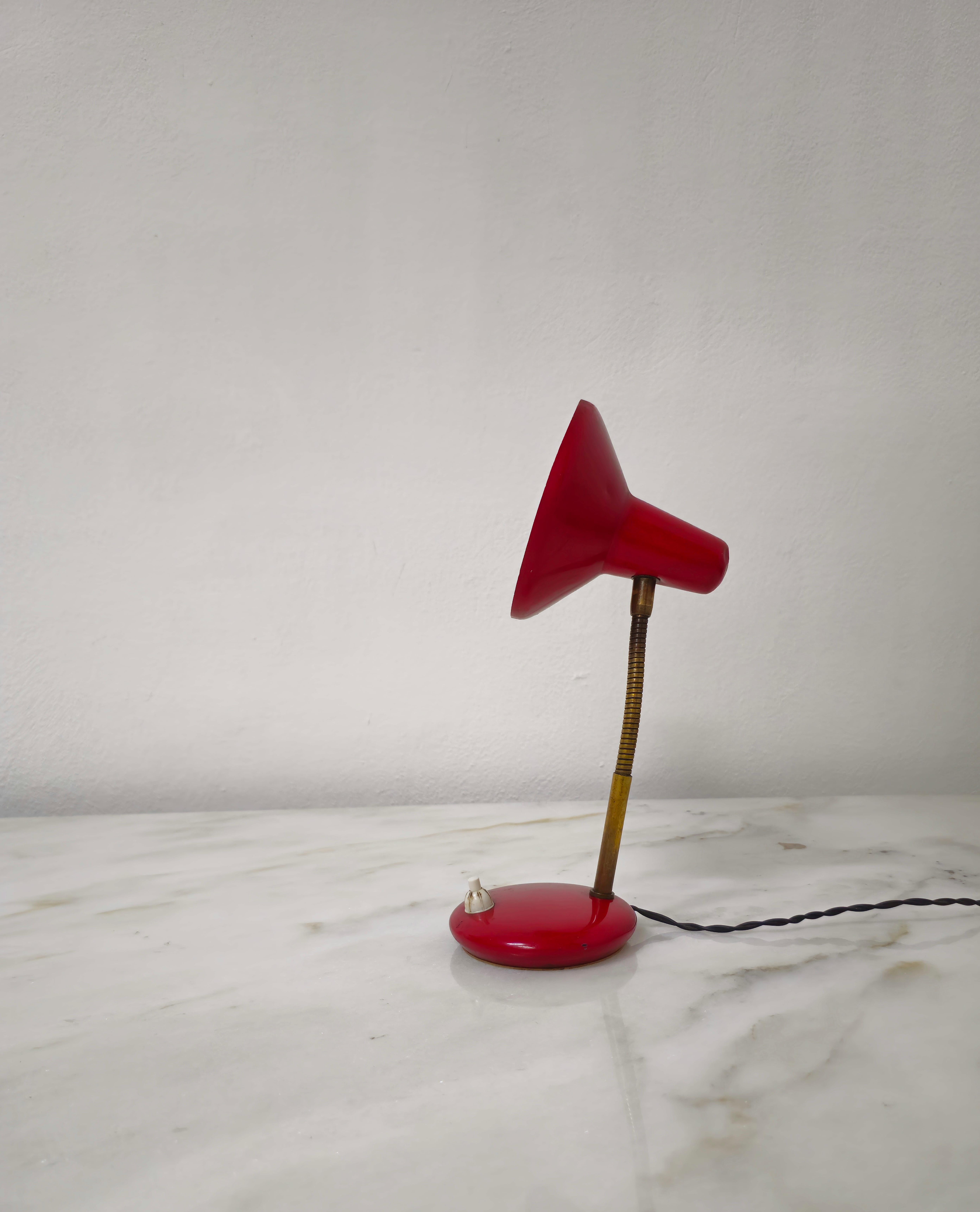 Émaillé Lampe de table laiton rouge aluminium réglable Modernity Design italien années 50 en vente