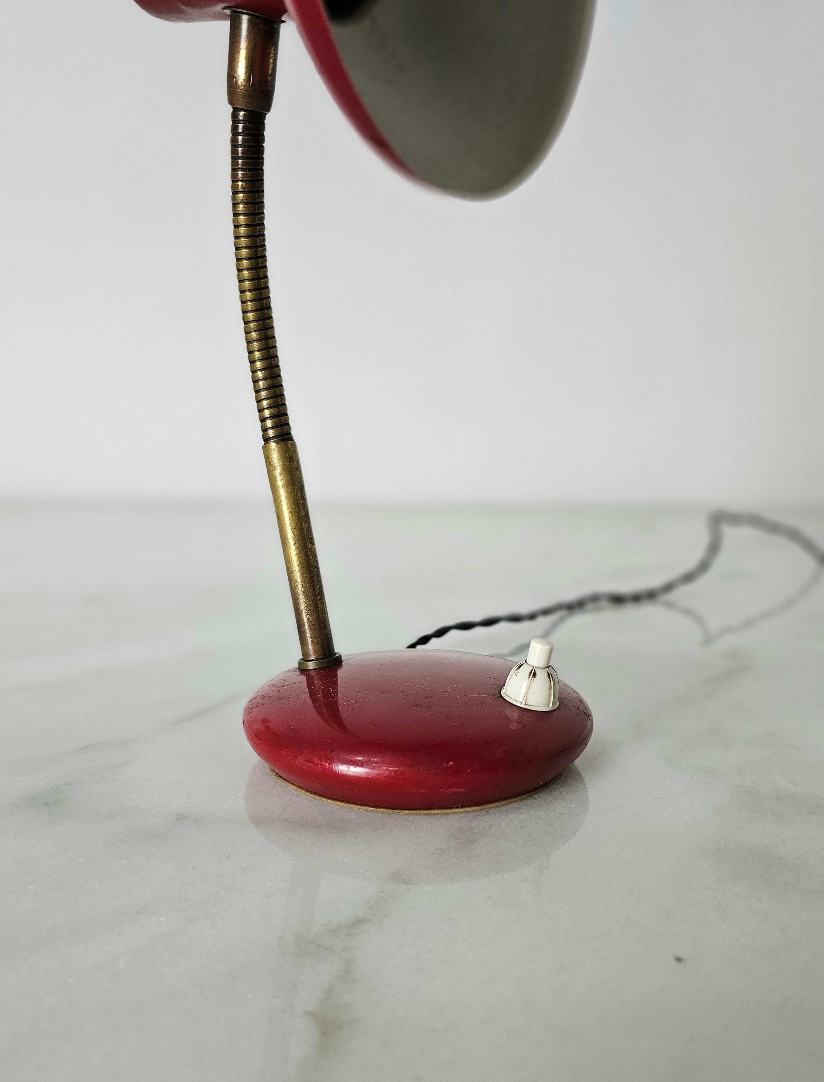 Aluminium Lampe de table laiton rouge aluminium réglable Modernity Design italien années 50 en vente