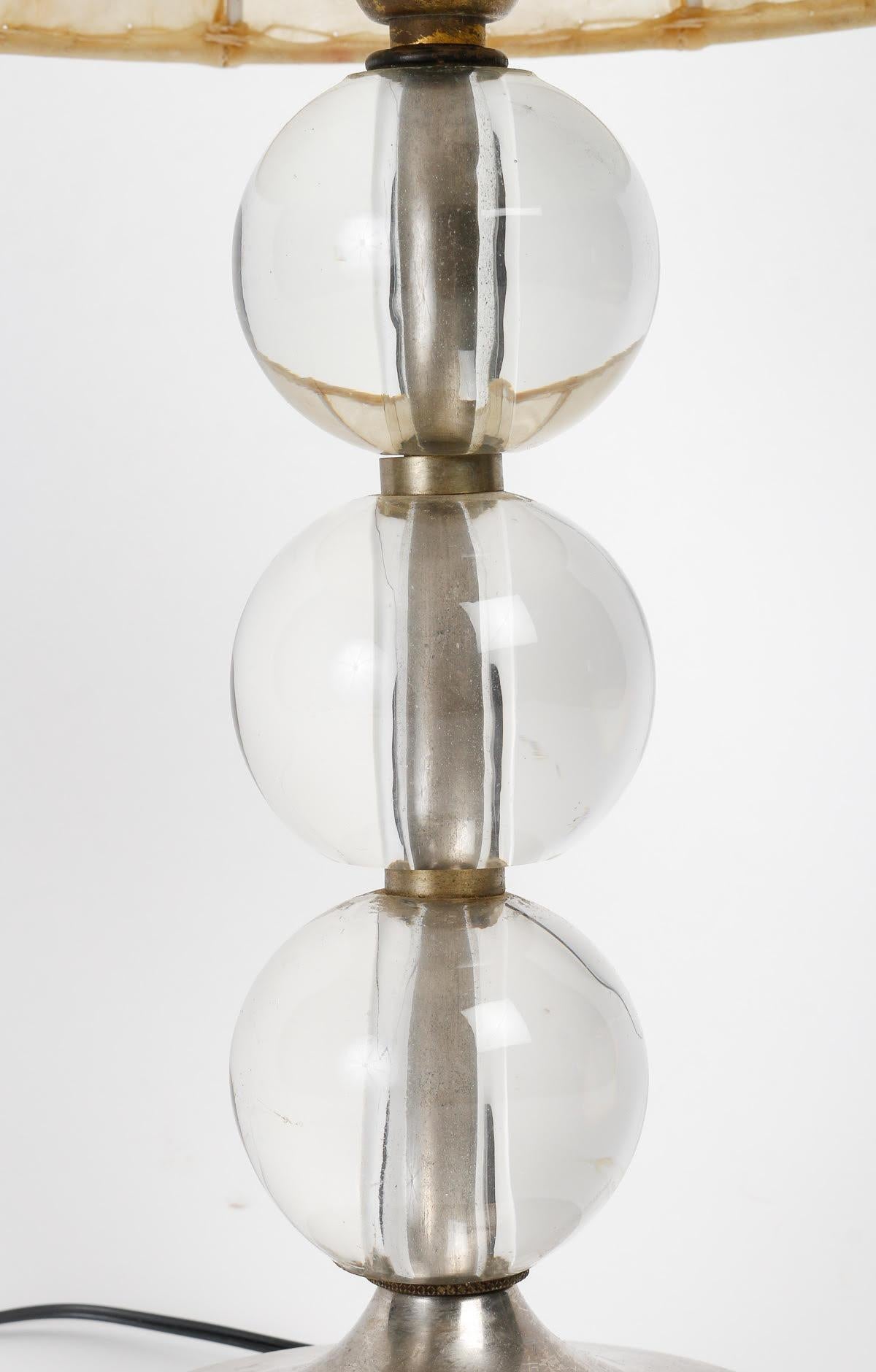 Lampe de table par Adnet, circa 1930, période Art Déco.

Lampe de table, 1930, période Art Déco par Adnet en boule de cristal, base en bronze nickelé et abat-jour en parchemin.

H : 45cm, p : 23cm