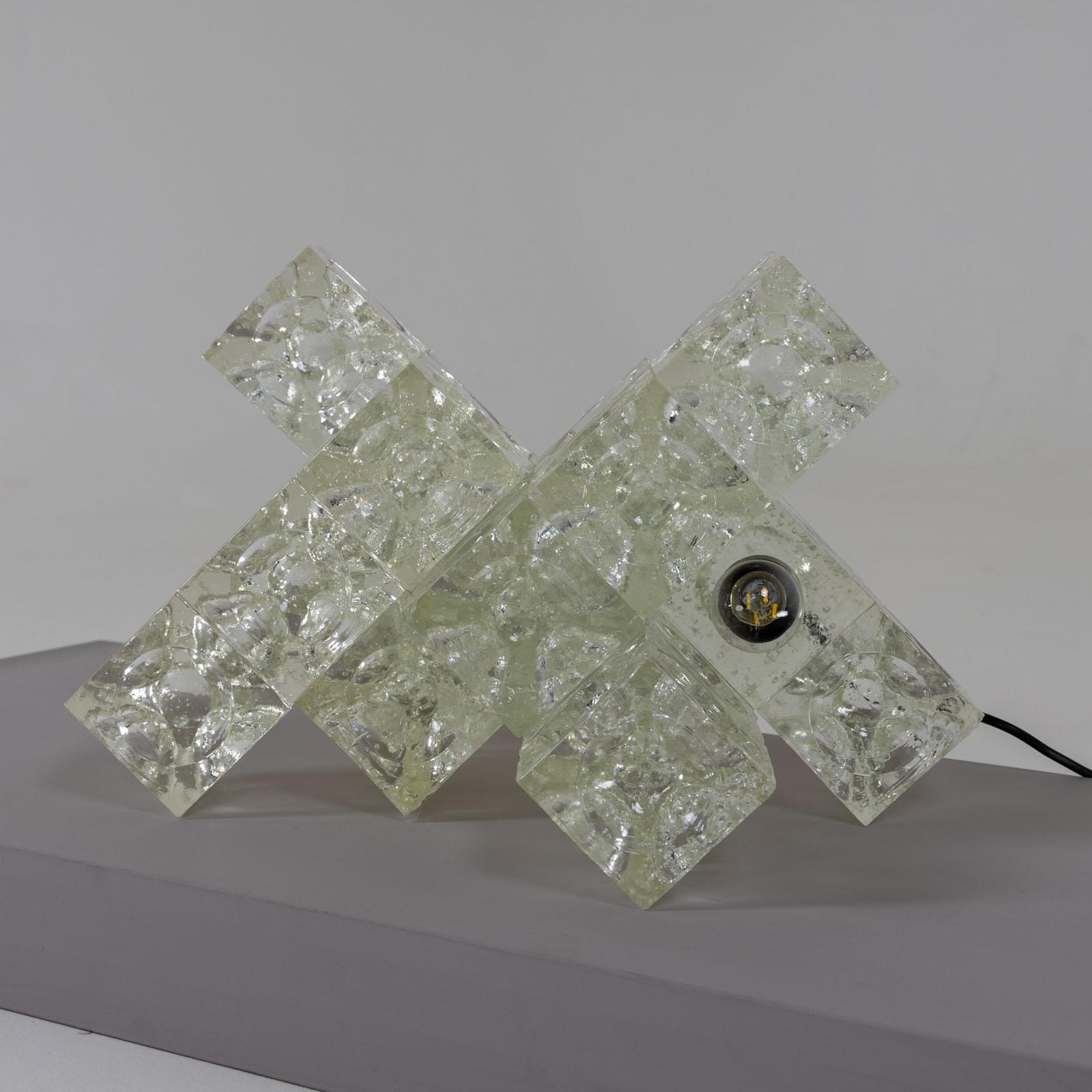 Lampe de table fabriquée à partir de cubes de verre clair assemblés, créée par Albano Poli dans les années 1960. Accompagnée d'un certificat d'authenticité, cette lampe porte la touche distinctive de la vision créative d'Albano Poli, ce qui en fait