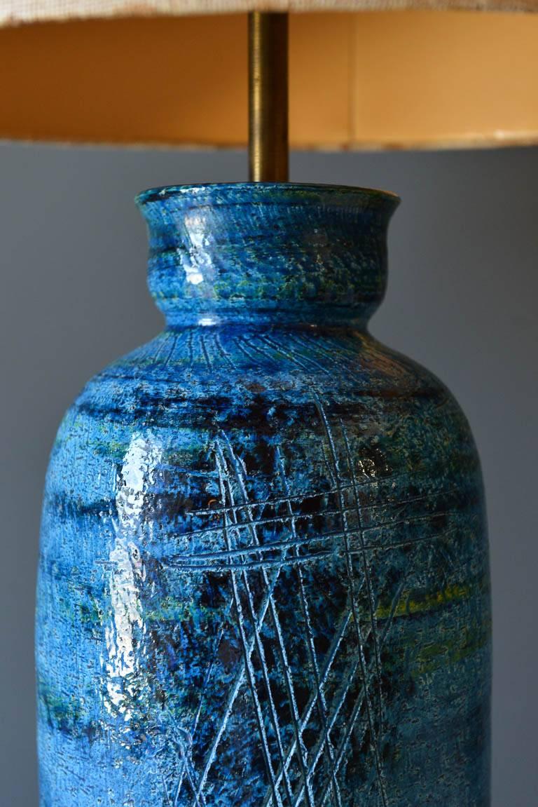Table Lamp by Aldo Londi for Bitossi, Italy, circa 1965 in the classic 'Abstract' Persian Blue Glaze. Original linen shade with matching trim. Original wiring, working condition. 
Measures 23