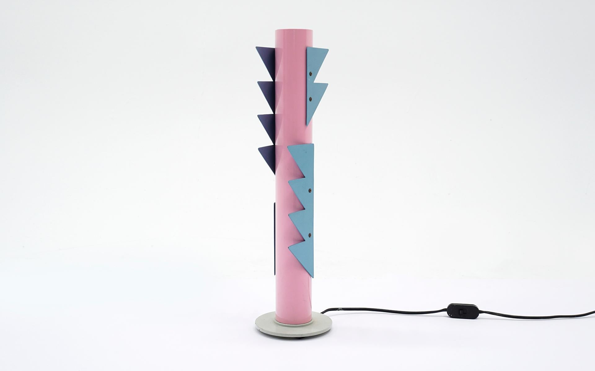 Rare lampe de table postmoderne conçue par Alessandro Mendini pour le Studio Alchimia / Gruppo Alchimia. Très bon état avec peu ou pas de signes d'usure. Aluminium laqué rose et bleu avec la source de lumière en haut. Câblage européen. Peut être