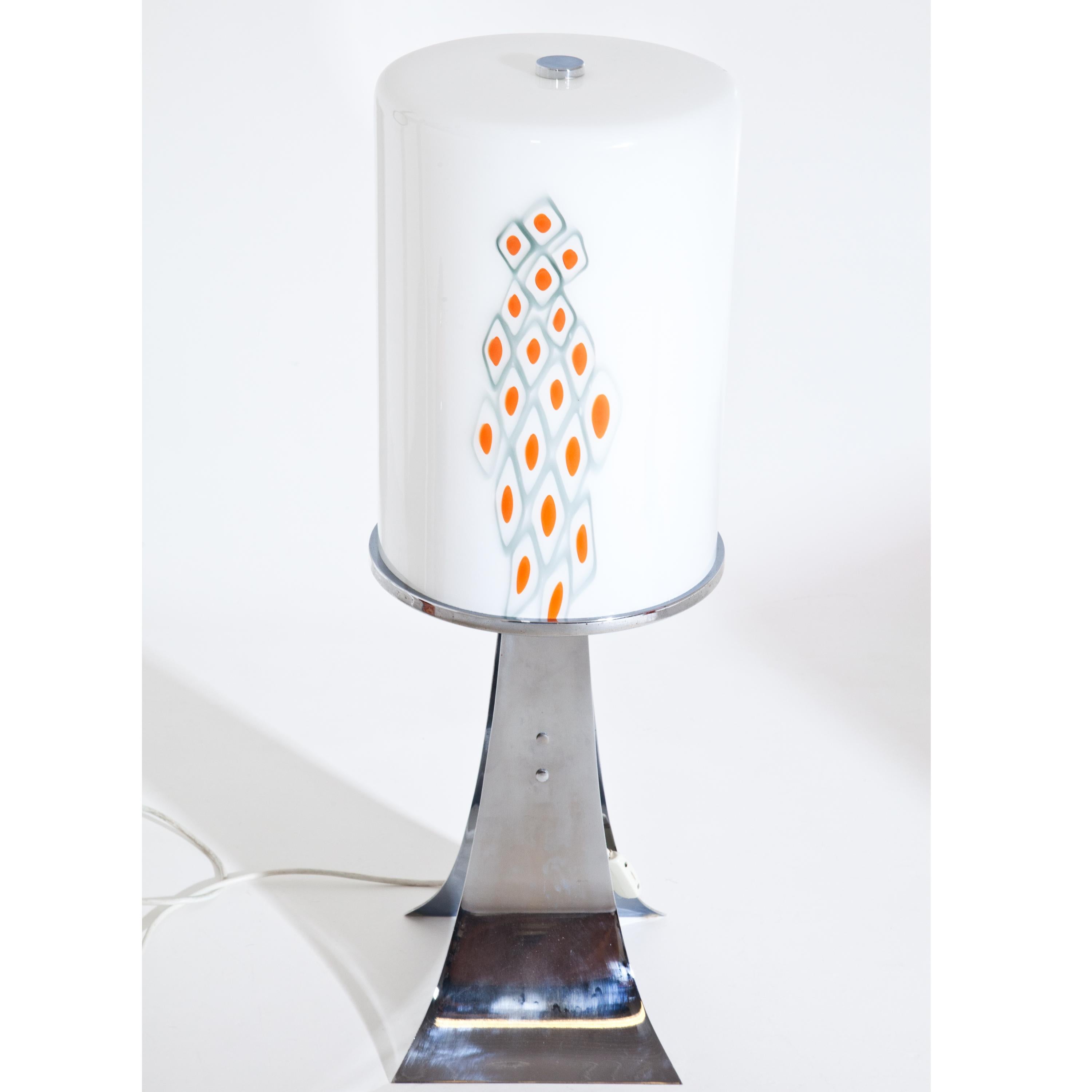 Large table lamp on chromed base and white Murano glass lampshade with orange inclusions. For the electrification we assume no liability and no warranty.