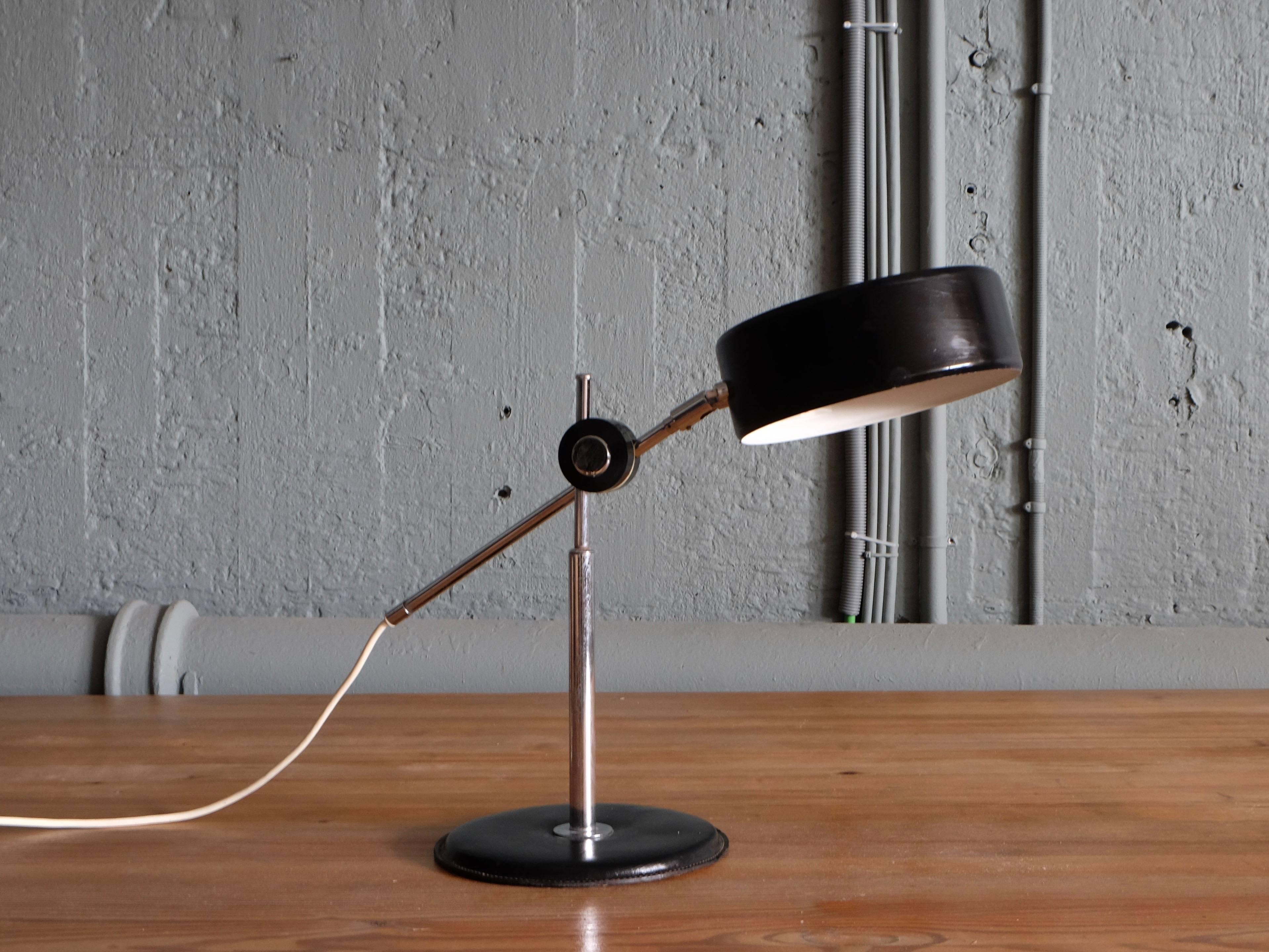 Model Sirius/Olympia. Black leather base.
Produced by Ateljé Lyktan, Sweden, 1960s.
Height is adjustable in all directions.
Global shipping: USD 199.