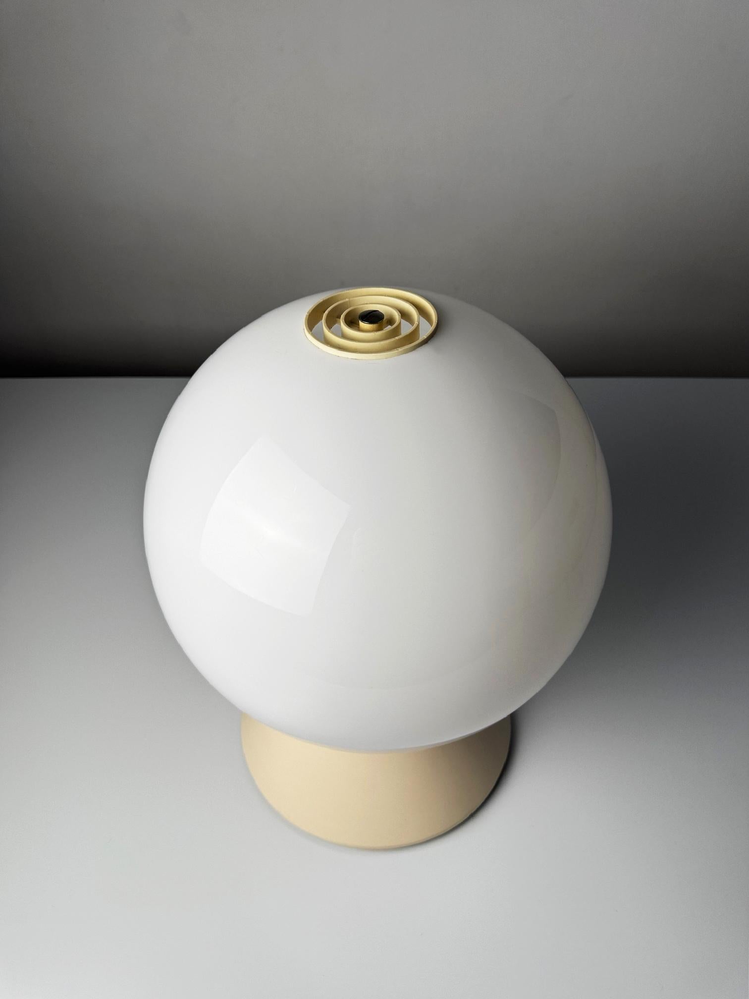 Lampe de table par André Ricard pour Metalarte, 1971 Spain

Conçue en 1971 par André Ricard pour Metalarte, cette élégante lampe de table est un superbe exemple de l'éclairage moderniste espagnol. Connu pour son minimalisme raffiné et son élégance