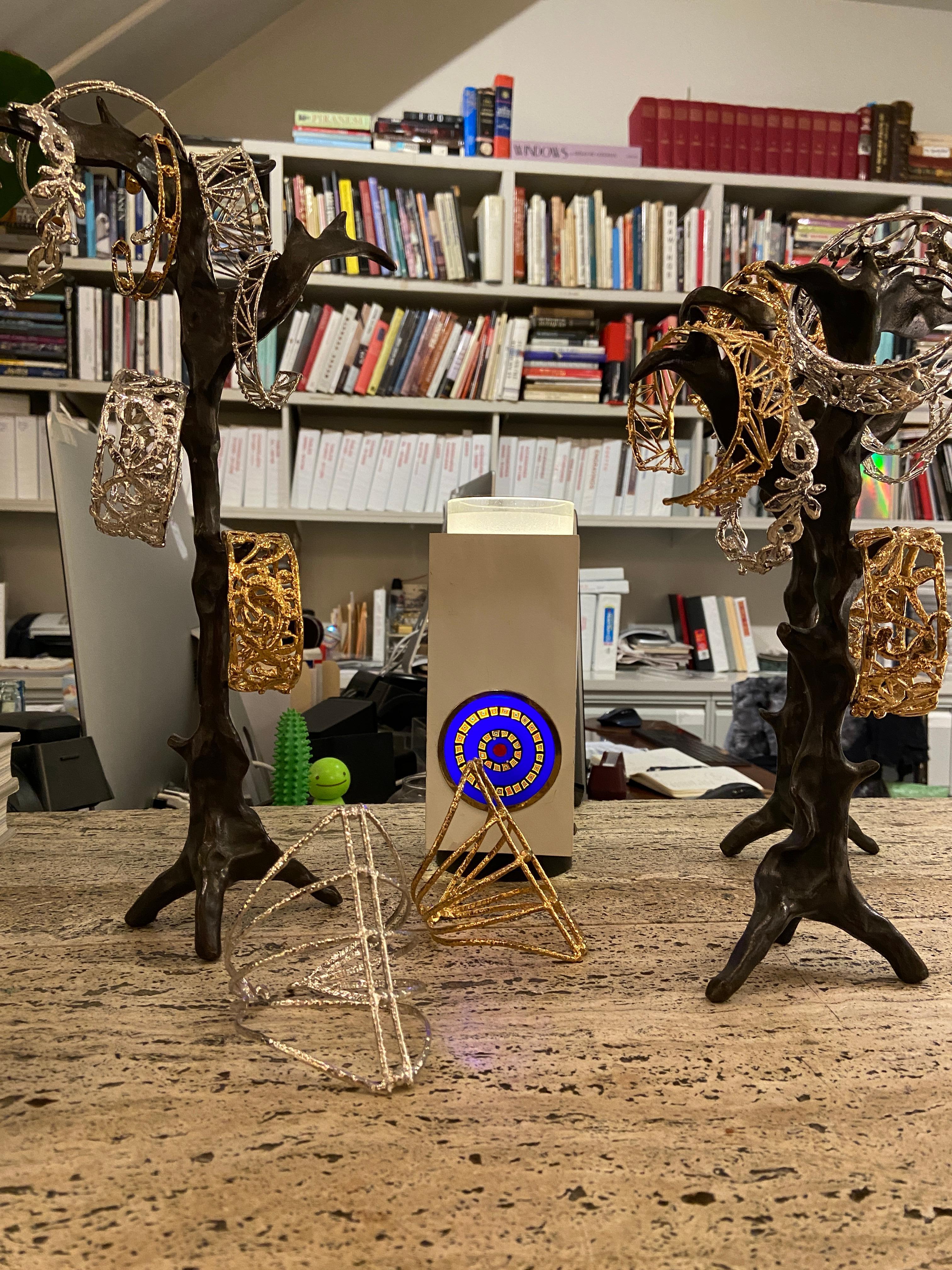 Alluminio smaltato montato con un disco colorato di vetro murino di Vistosi (Murano) e un paralume cilindrico in vetro trasparente. Arredoluce modello 13090. Abbiamo una coppia di queste lampade con disco di vetro più scuro.
