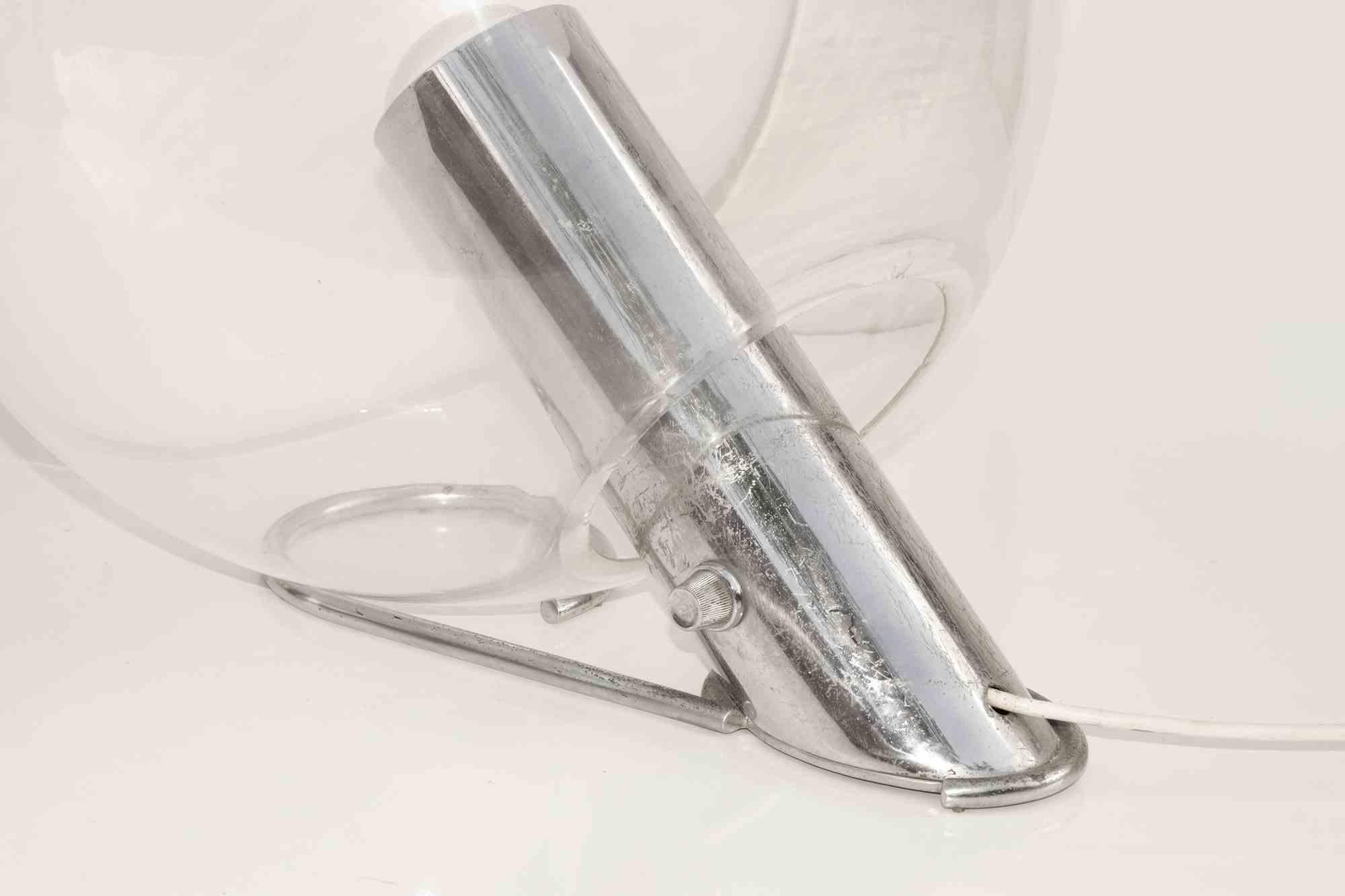 La lampe de table Vintage est une lampe design réalisée par Angelo Mangiarotti.ì dans les années 1960.

Une belle lampe avec régulateur d'intensité lumineuse, base en acier chromé, sphère en verre de Murano.

Dimensions base : 24 x 32