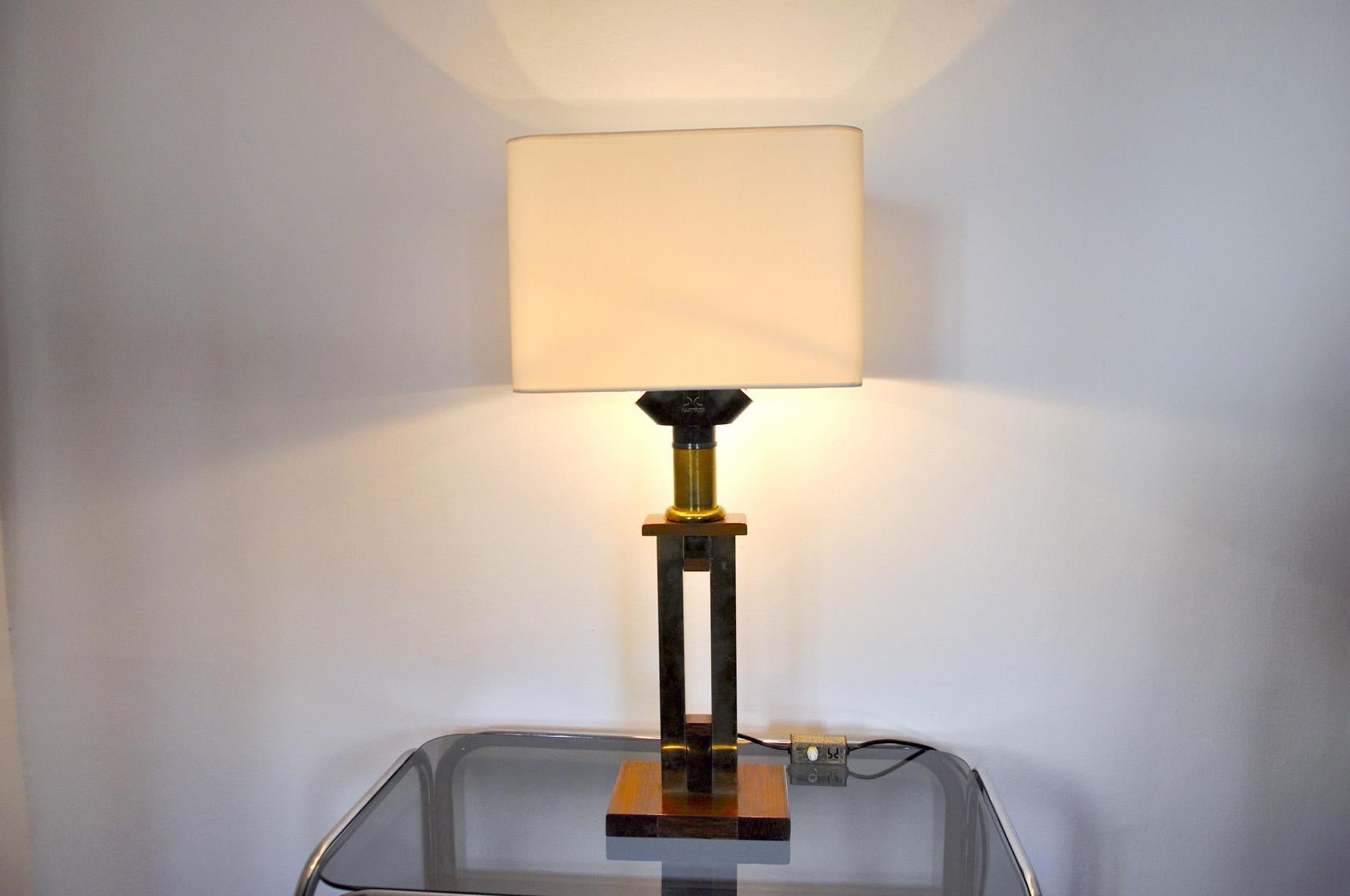 Très belle et rare lampe lumica en forme de bande dessinée dont le design est attribué à Willy Rizzo, produite en Espagne dans les années 1970. Lampe unique par sa structure, comparable à une œuvre d'art. L'abat-jour a été réalisé sur mesure avec