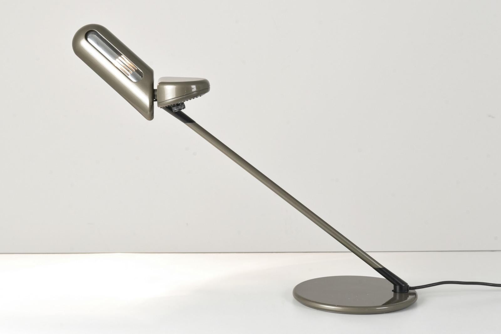 Tischlampe von Bruno Geccelin für Arteluce, Italien - 1979 (Ende des 20. Jahrhunderts) im Angebot