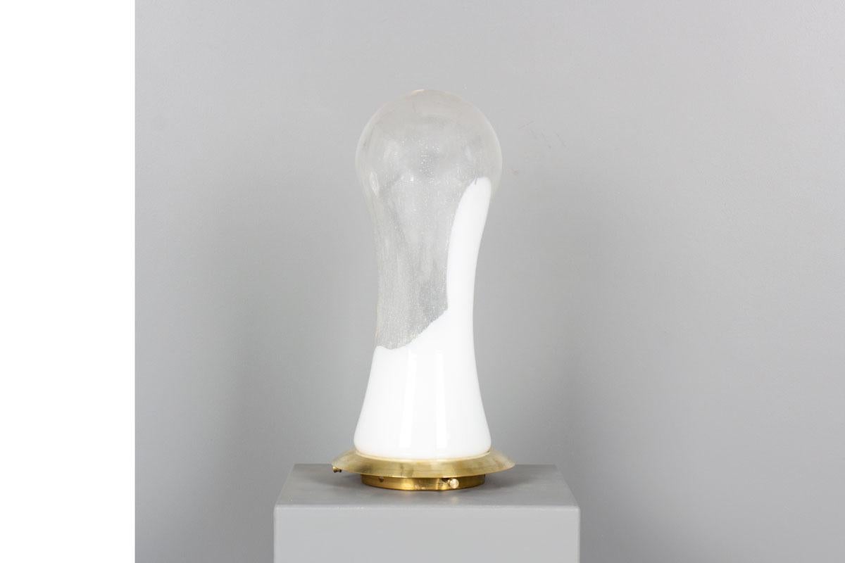 Lampe de table conçue par l'Italien Carlo Nason, éditée par Mazzega dans les années 70
Base en laiton avec point lumineux, cloche en verre de Murano