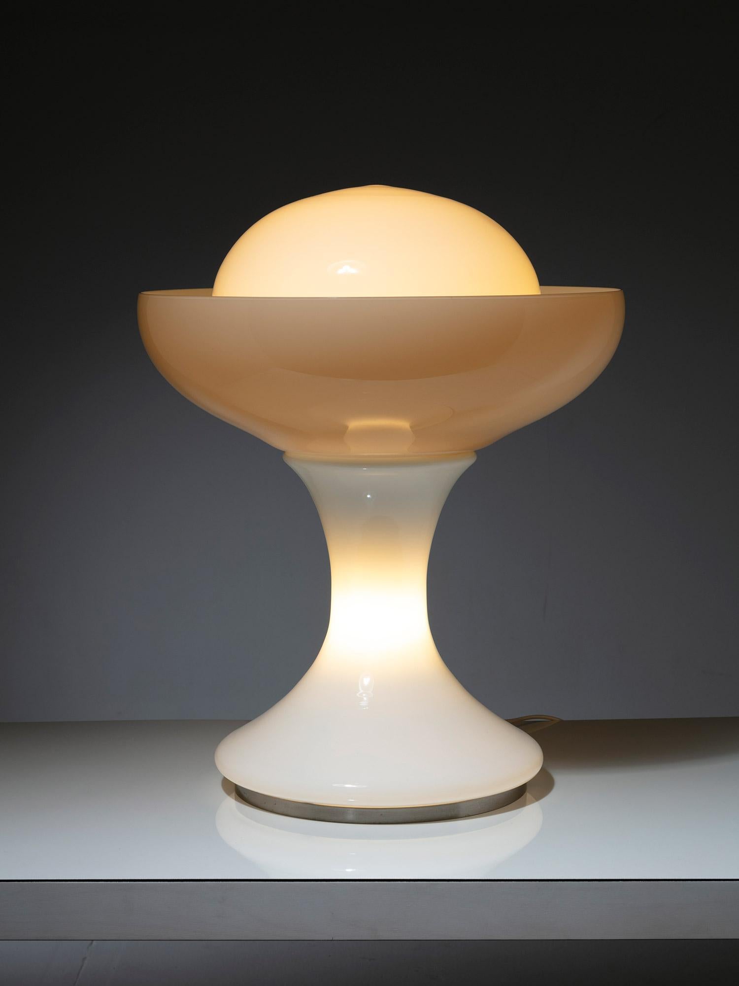 Rare table lamp model TA91 by Carlo Nason for Selenova.
Three Murano glass pieces connected together creating an biomorphic lighting sculpture.