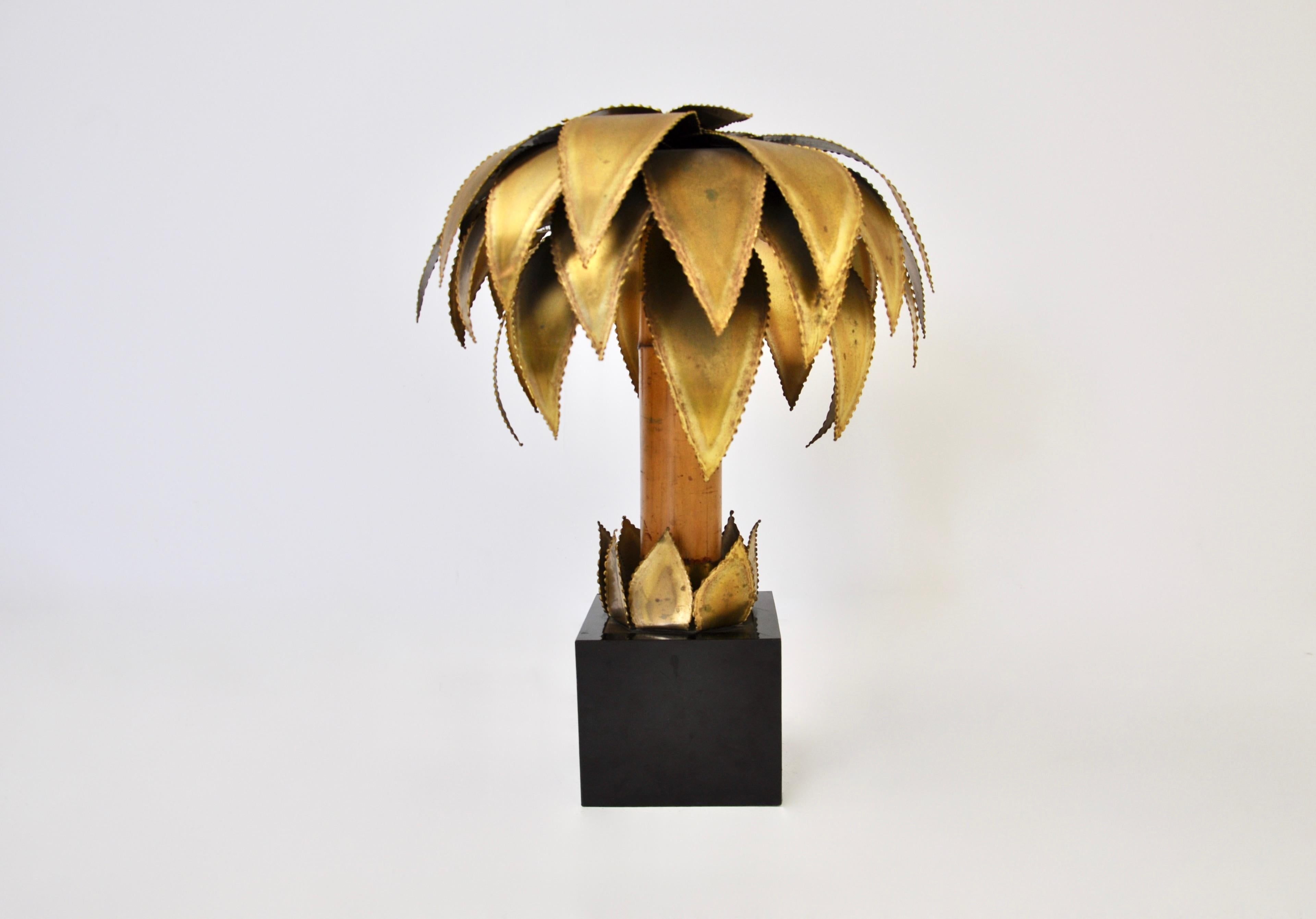 Table lamp in brass in the shape of a palm tree, trunk in Bamboo, the foot is in Bakelite. Wear due to time and age of the lamp post.