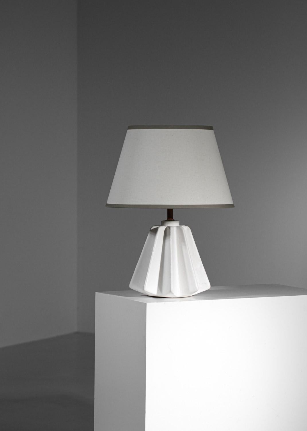 Die Danke Galerie freut sich, ihre neue Collaboration mit der Künstlerin DONNA zu präsentieren.
Diese Tischlampe aus Gips im brutalistischen Stil wurde von der Künstlerin Donna geschaffen. Der imposante Sockel aus makellosem weißem Gips ist leicht
