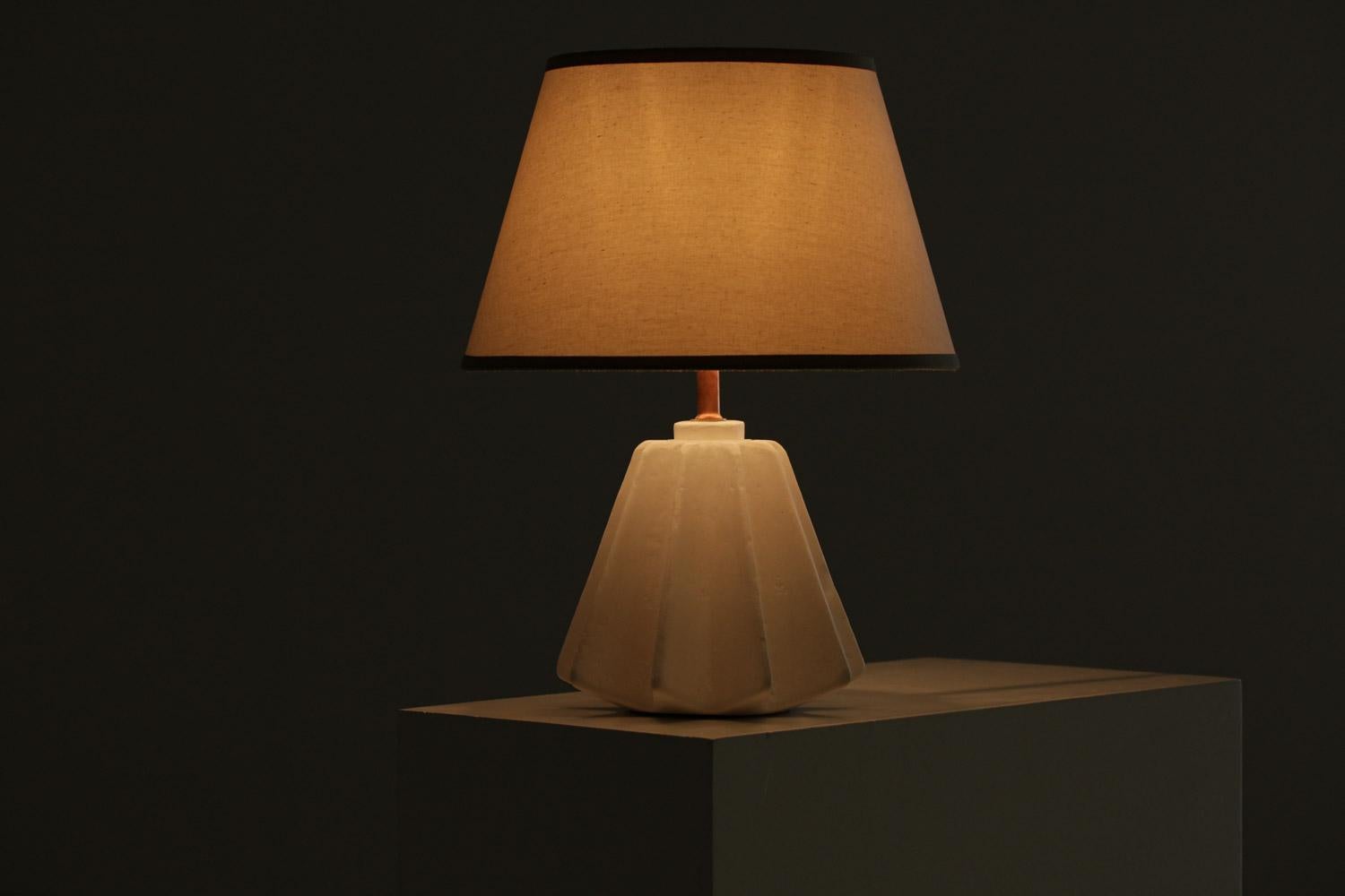 Tischlampe aus weißem Gips von Donna für Danke Galerie, DONNA (21. Jahrhundert und zeitgenössisch) im Angebot