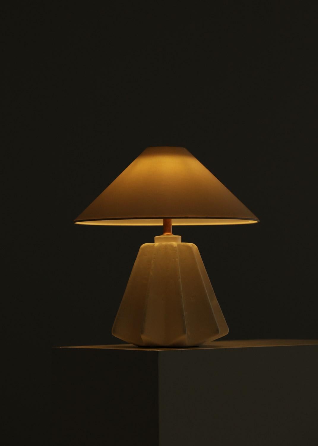 Tischlampe aus weißem Gips von Donna für Danke Galerie, DONNA im Angebot 1