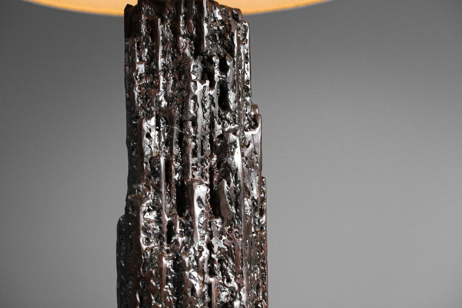 Tischlampe von Donna für Danke Galerie mit patiniertem Metallsockel DONNA (21. Jahrhundert und zeitgenössisch) im Angebot