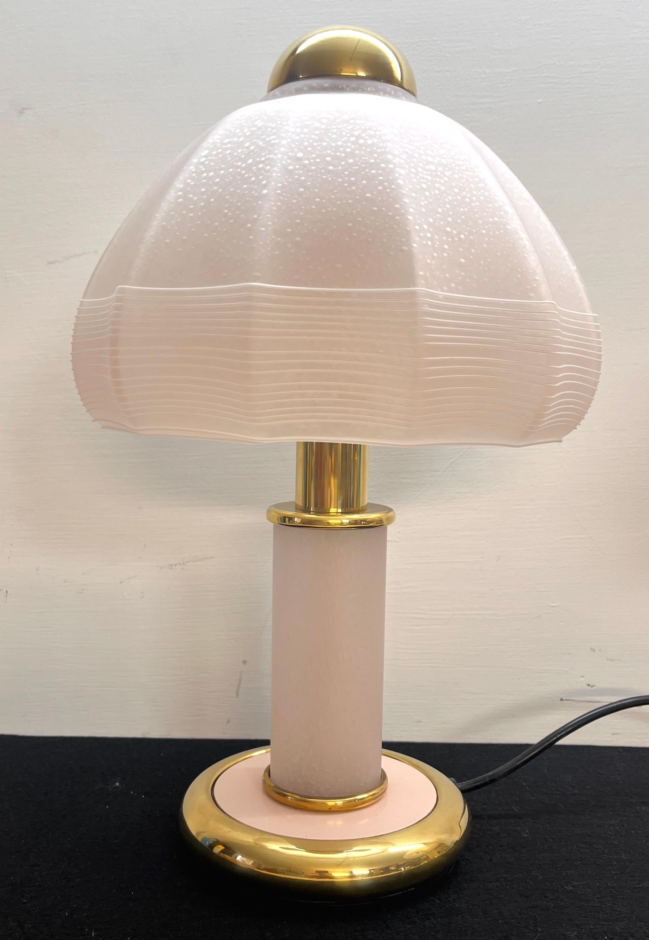 Lampada di F. Fabbian anni 70 vetro di Murano colore rosa con striature bianche vetro integro non scheggiato ottone non graffiato.
En bon état
Dimensioni : Altezza 42 cm diametro cappello 22,5 cm base 15 cm.