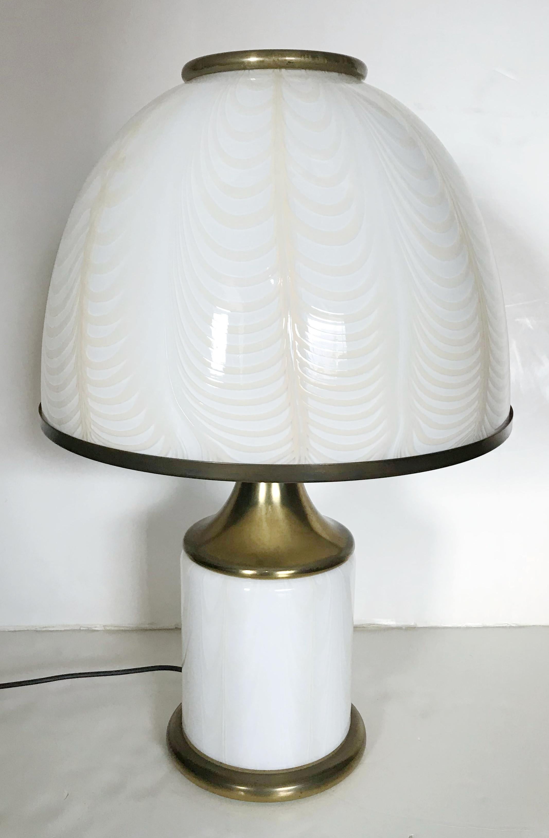 Italian vintage table lamp with cream colored Murano glass decorated with amber feather-shaped details on brass hardware, by F. Fabbian for Mazzega / Made in Italy in the 1970s
2 lights / 1 in the shade and 1 in the base / E26 or E27 type / max 60W