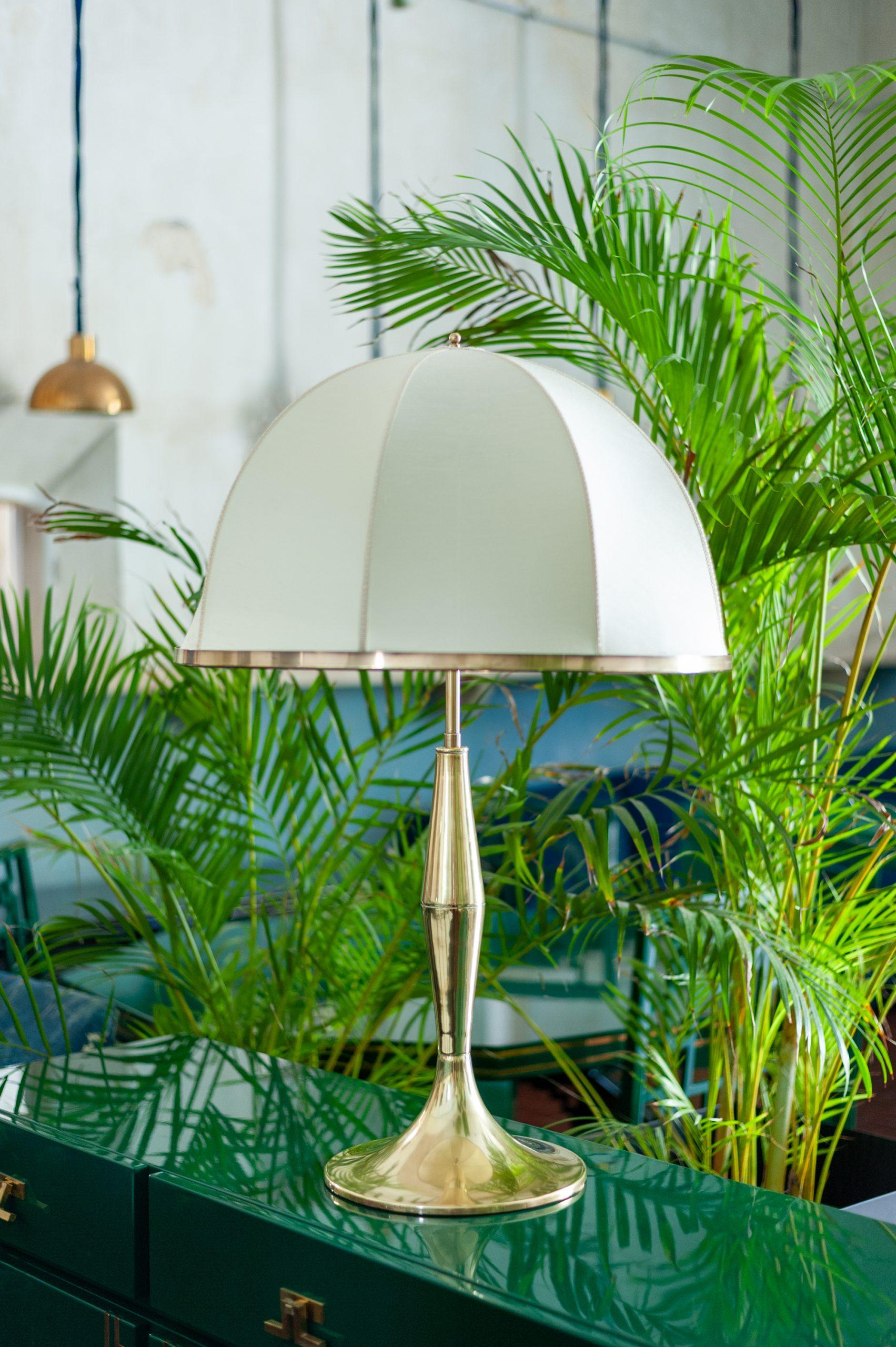 Table Lamp by Ferdinando Loffredo – 1970s
Product details
Brass structure with fabric shade
Dimensions: 70 H cm
Base diameter: 30 cm
Shade diameter: 60 cm