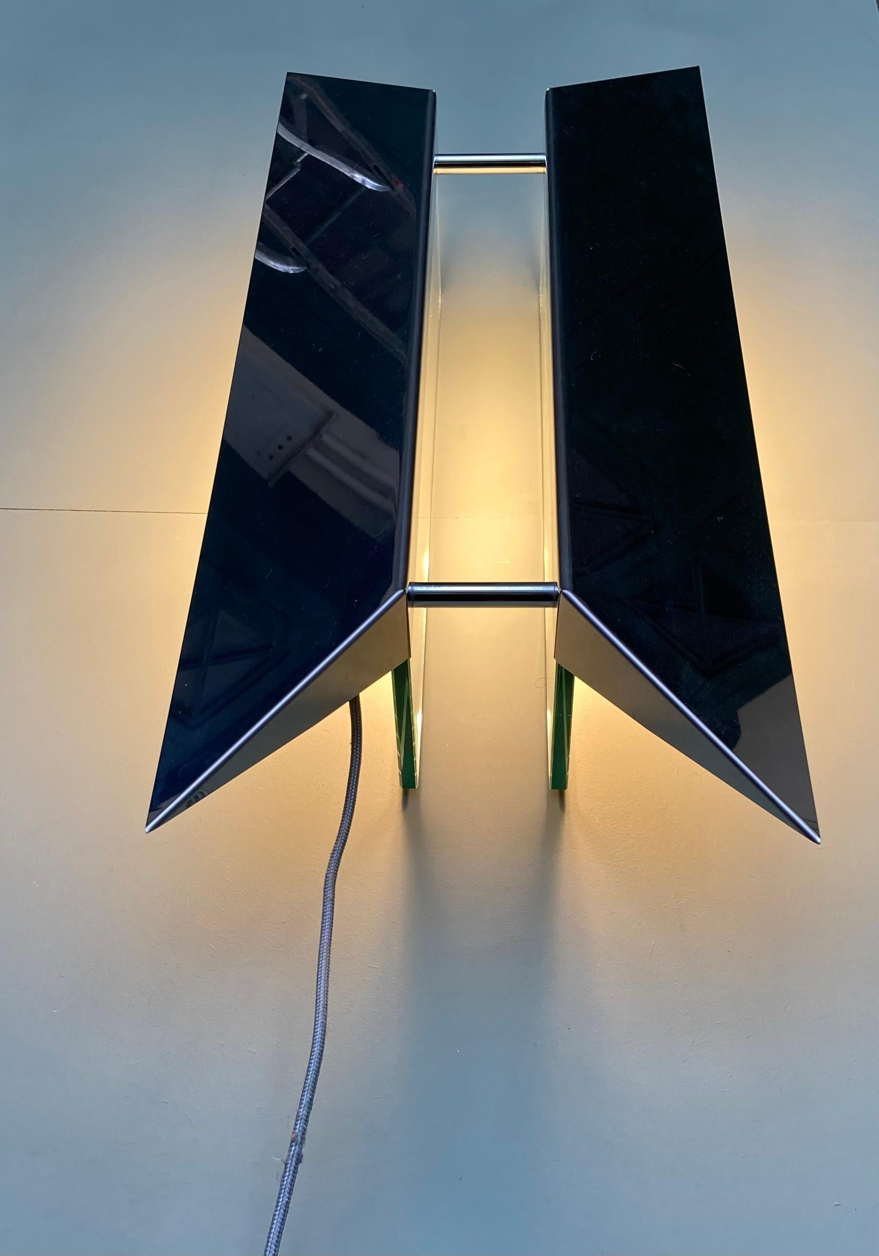 Lamp model Pietra by Gae Aulenti & Piero Castiglioni for Fontana Arte, creation 1988.
This large Table or Desk lamp holds on 2 thick blades of glass and is covered with a chromed metal blade.
The quality of the materials and its unusual shape make