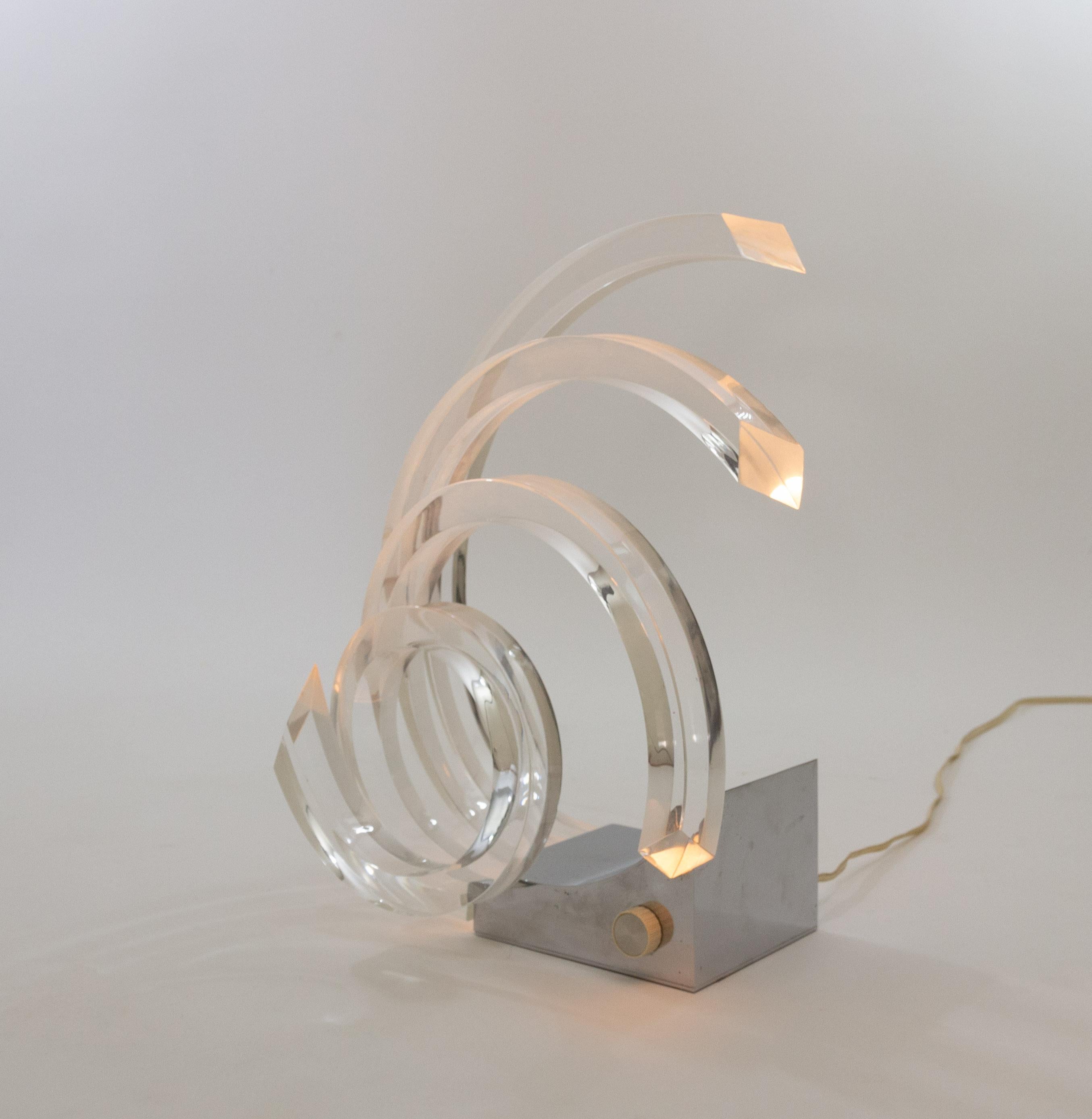 Lichtskulptur aus Plexiglas, entworfen von Gaetano Missaglia für seine eigene Firma Missaglia, 1970er Jahre.

Ein verchromter Metallsockel und vier gewölbte Plexiglasteile formen zusammen eine auffällige Lichtskulptur. Die Lichtquelle befindet sich