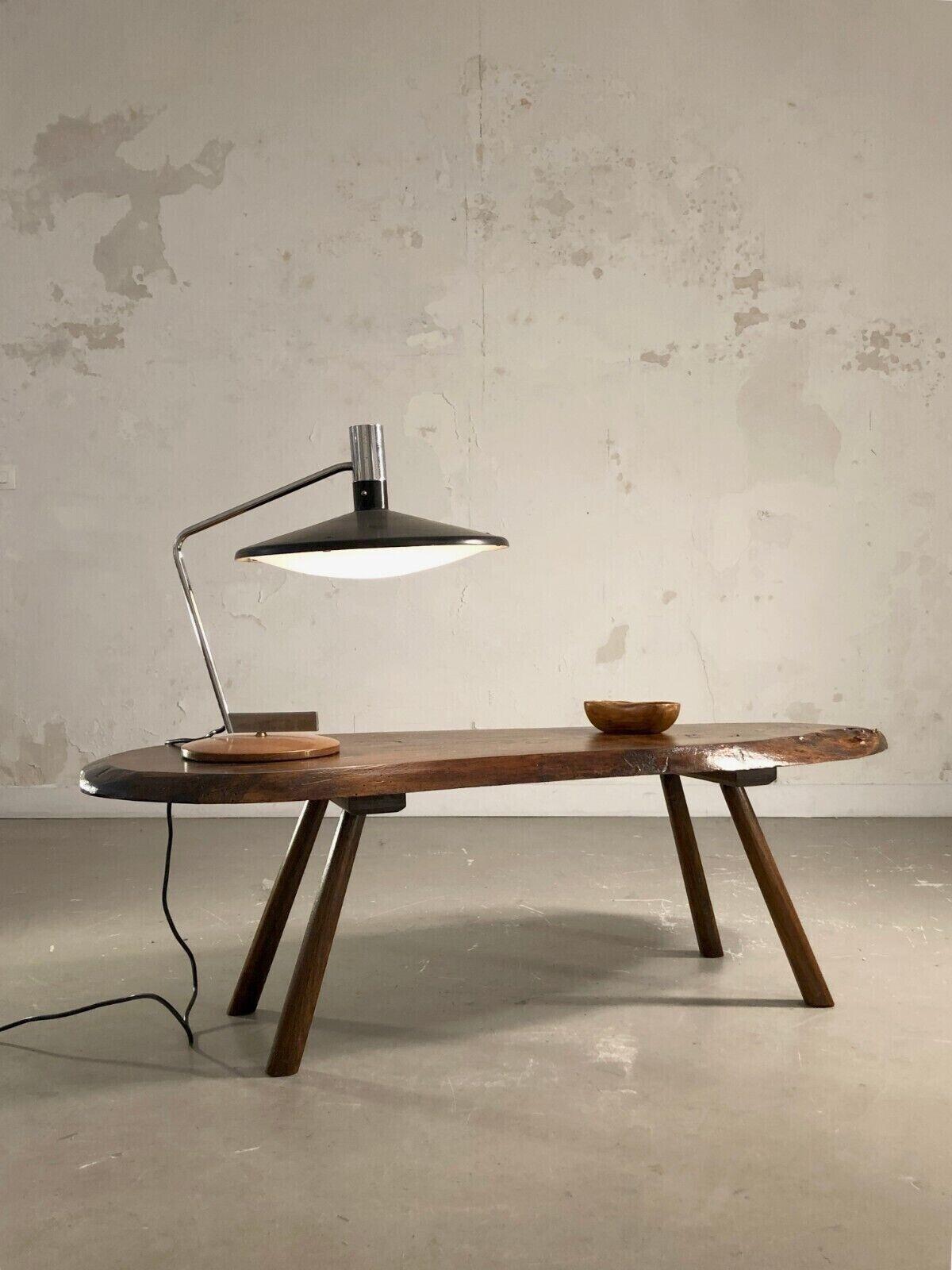 An orientable table lamp, Modernist, Bauhaus, Constructivist, Forme-Libre, with a circular weighted base in dark caramel wood, with an orientable arm in tubular chrome-plated metal and a circular orientable lampshade in black lacquered metal and its