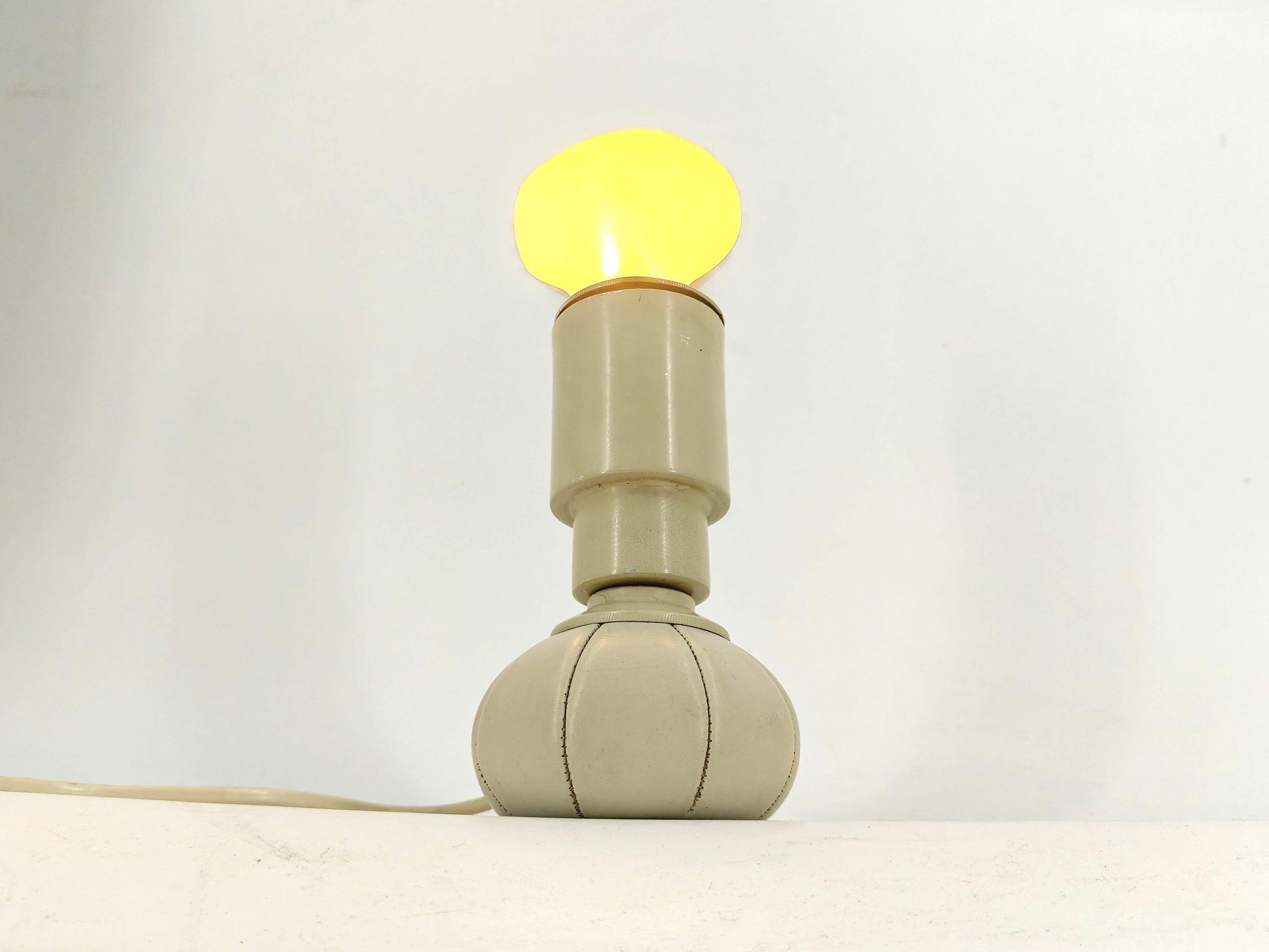 Rara lampada da tavolo della metà del secolo scorso disegnata da Gino Sarfatti e prodotta da Arteluce.

È realizzata in alluminio e con una base in pelle da banco che permette di collocare la lampada in più posizioni.

Un design molto bello.

Tutte