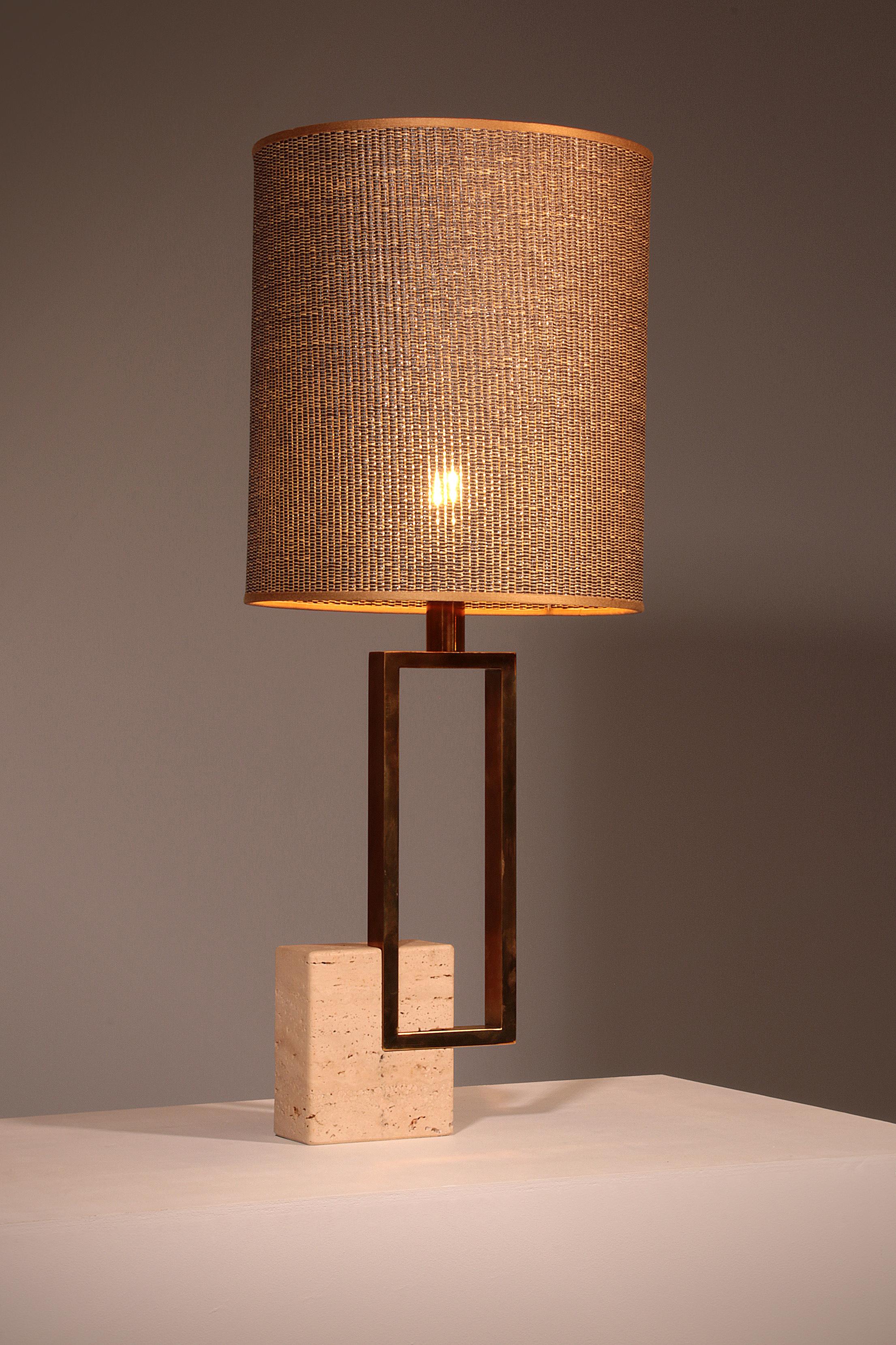 Esta rara lámpara de sobremesa, diseñada por Giovanni Banci en la década de 1970 para la renombrada marca italiana Banci Firenze, es algo más que una simple iluminación: es una pieza singular. Con su llamativo marco cromado y su elegante base de