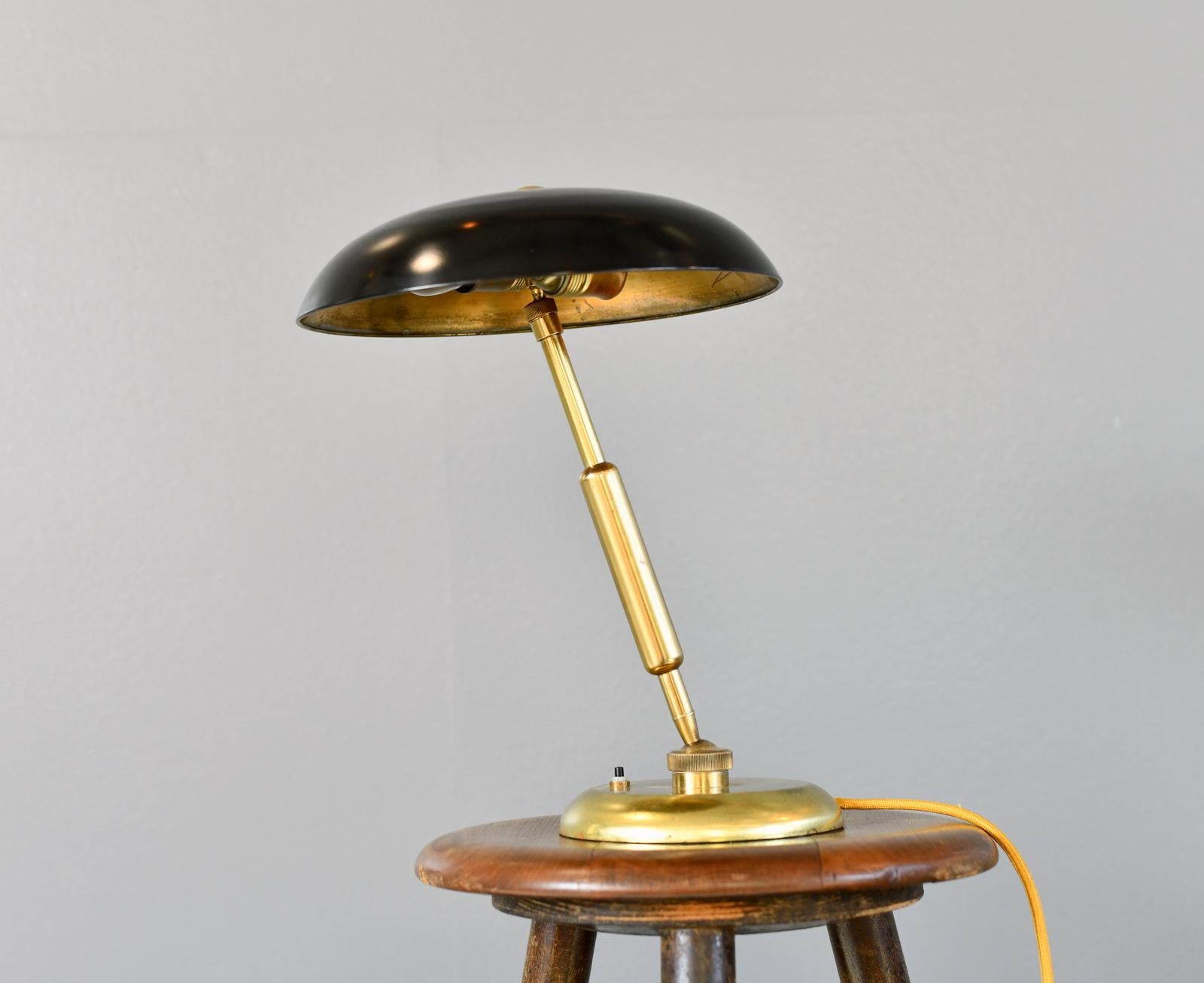 Lampe de table de Giovanni Michelucci pour Lariolux Circa 1940s

- Base et bras en laiton
- Abat-jour en aluminium peint en noir
- Convient pour 2 ampoules E27
- Interrupteur marche/arrêt sur la base
- Conçu par Giovanni Michelucci
- Produit par