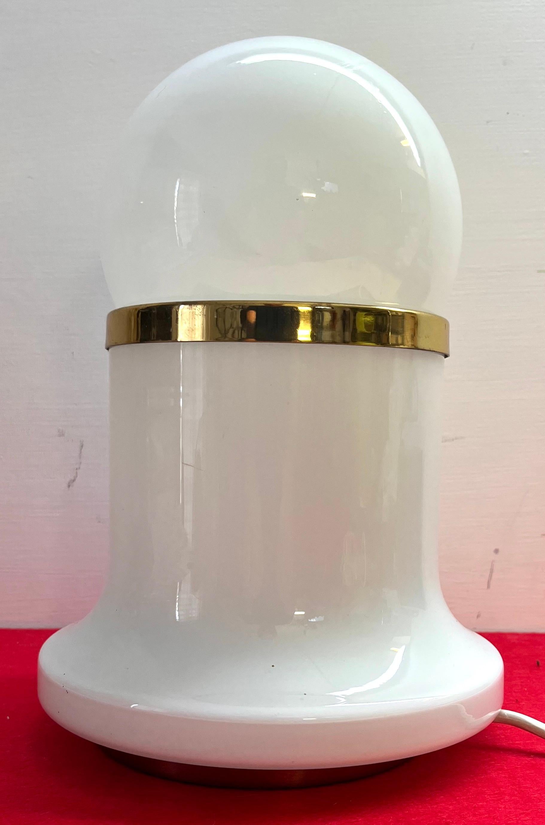 Lampada da tavolo di Reggiani degli anni 70 in ottime condizioni.
Opalina in ottime condizioni nessuna rottura o r riparazione , cromature con qualche macchia di ossidazione, cavo originale, portalampada E 27.
Lampadina non fornita.