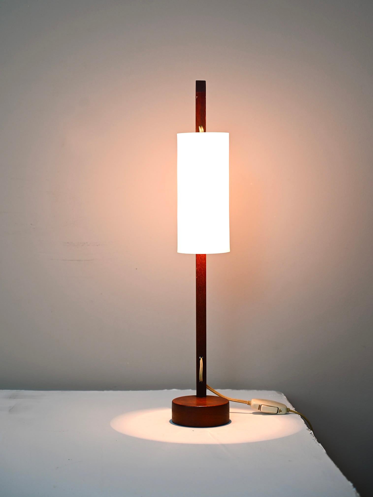 Original table lamp by Hans Agne Jakobsson for Markaryd.
The lamp is made of teak wood while the shade is made of bakelite.
The lamp has the originality sticker and was produced in Sweden between the 1950s and 1960s.

Very good condition - the lamp