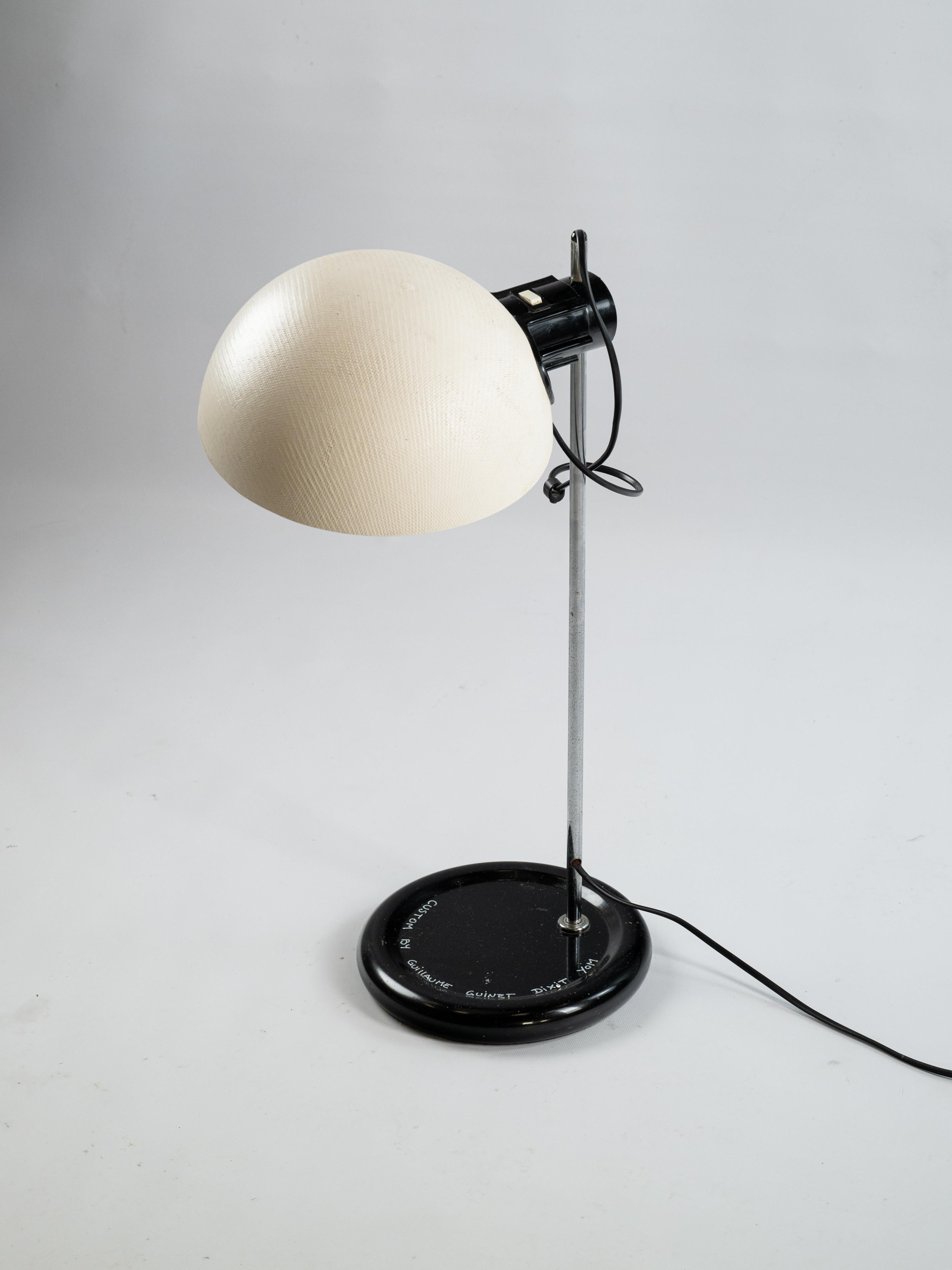 Harvey GUZZINI Desk Lamp
This charming table lamp can be placed on a side table in a corner of the living room. It can also serve as lighting for a desk, providing a soft, non-intrusive glow.
The lamp features a height-adjustable reflector that