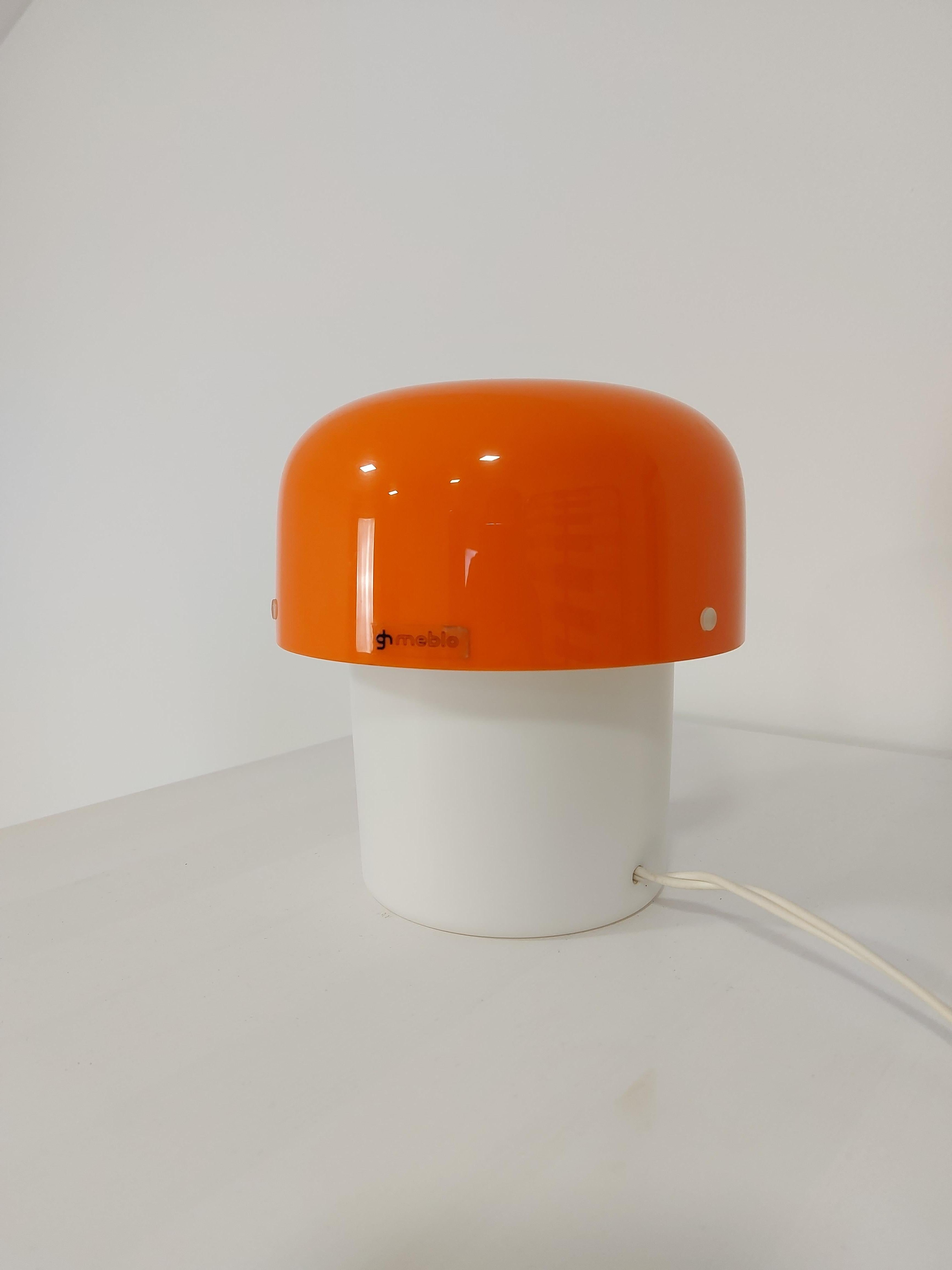 Elegante Harvey-Guzzini-Lampe von Meblo aus den 70er Jahren. Dies ist eine kleine und seltene Lampe in gutem Zustand, es funktioniert perfekt. Die Lampe schafft eine warme Atmosphäre. Nette kleine Lampe aus den 70er Jahren.