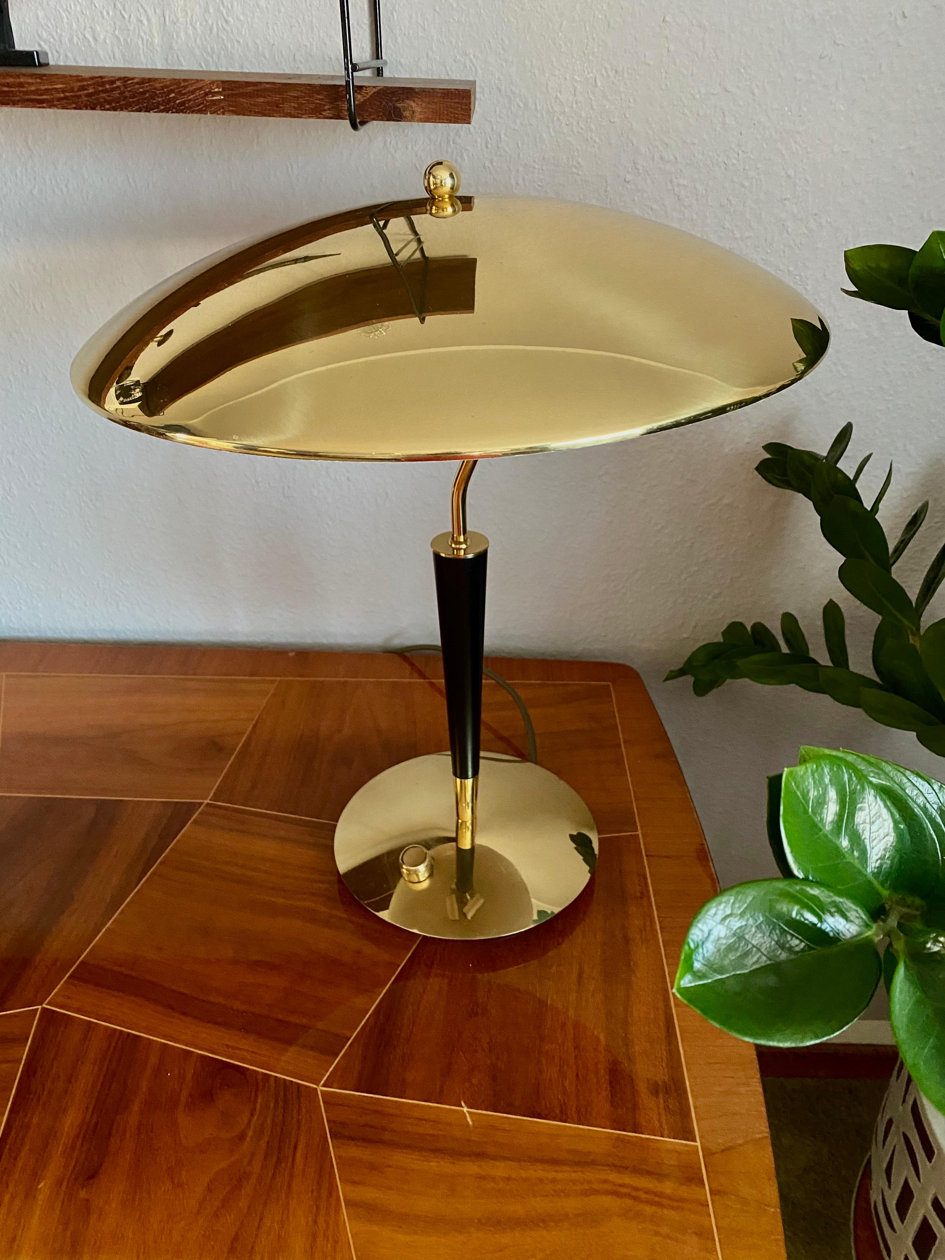 Lampe de table très élégante et lourde de Hillebrand. Fabriqué dans les années 1970.
Version large avec un abat-jour énorme et une base lourde.
Magnifique design du milieu du siècle en laiton avec trois douilles E14, chacune avec un maximum de