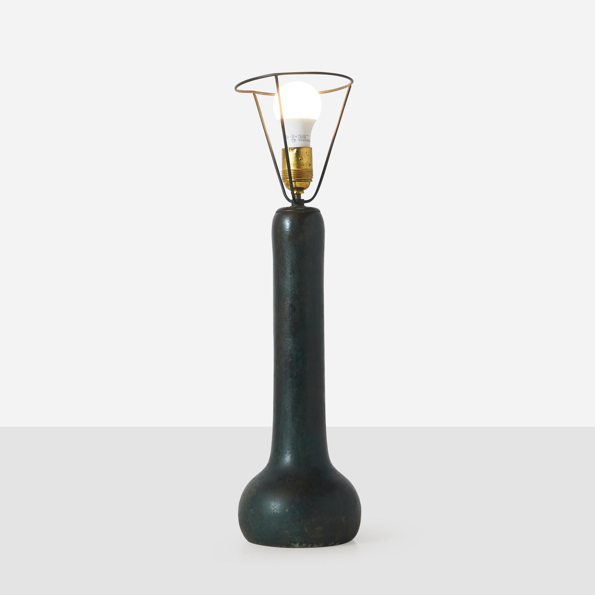 Una lampada da tavolo in bronzo firmata e timbrata da Hugo Elmqvist. con una patina in via di sviluppo ed evidente. Cablaggio originale. 