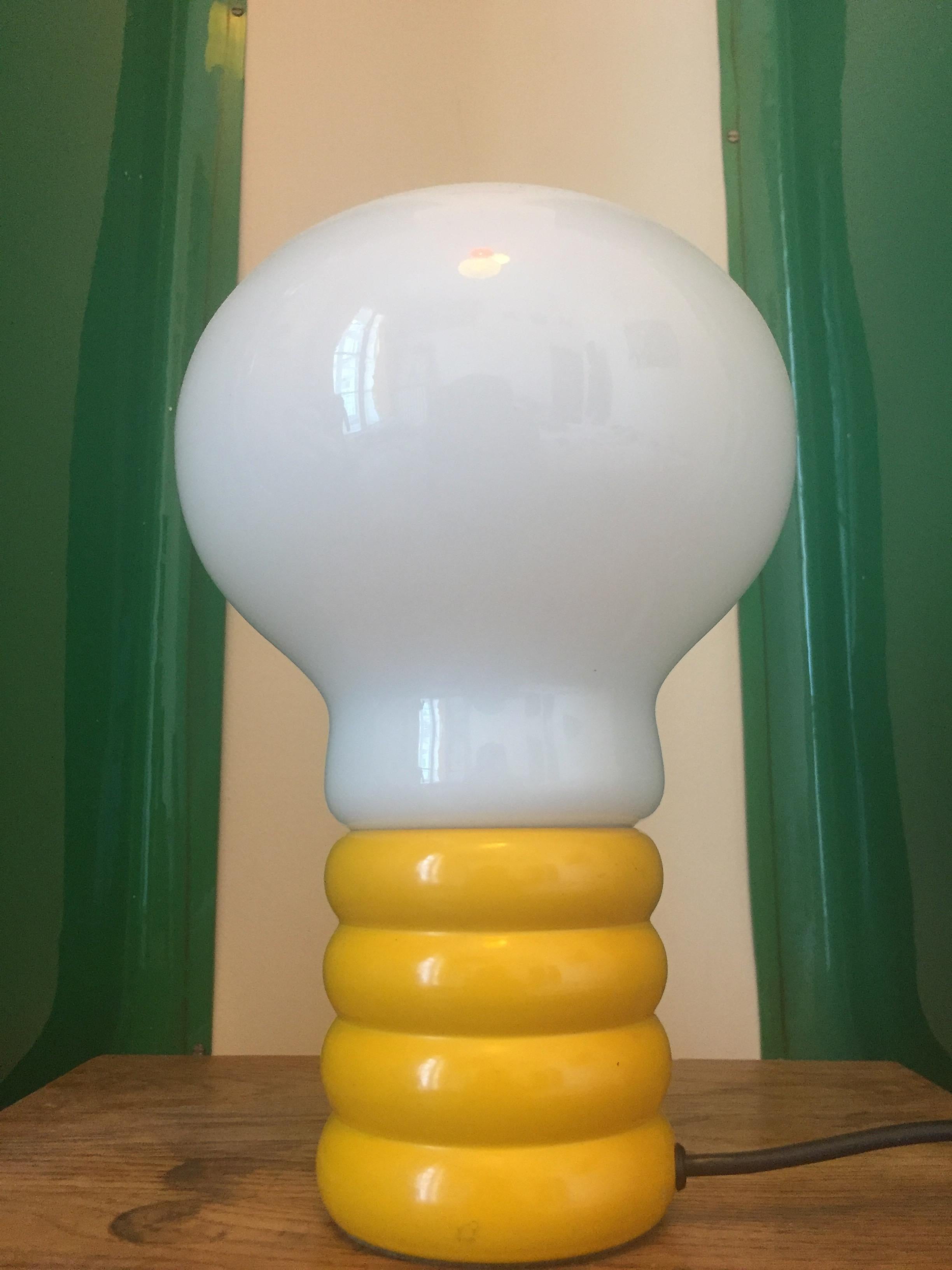 Rare and original table lamp by Ingo Maurer designed in the 1970s. The lamp is in ceramic yellow and white. Really good condition.
