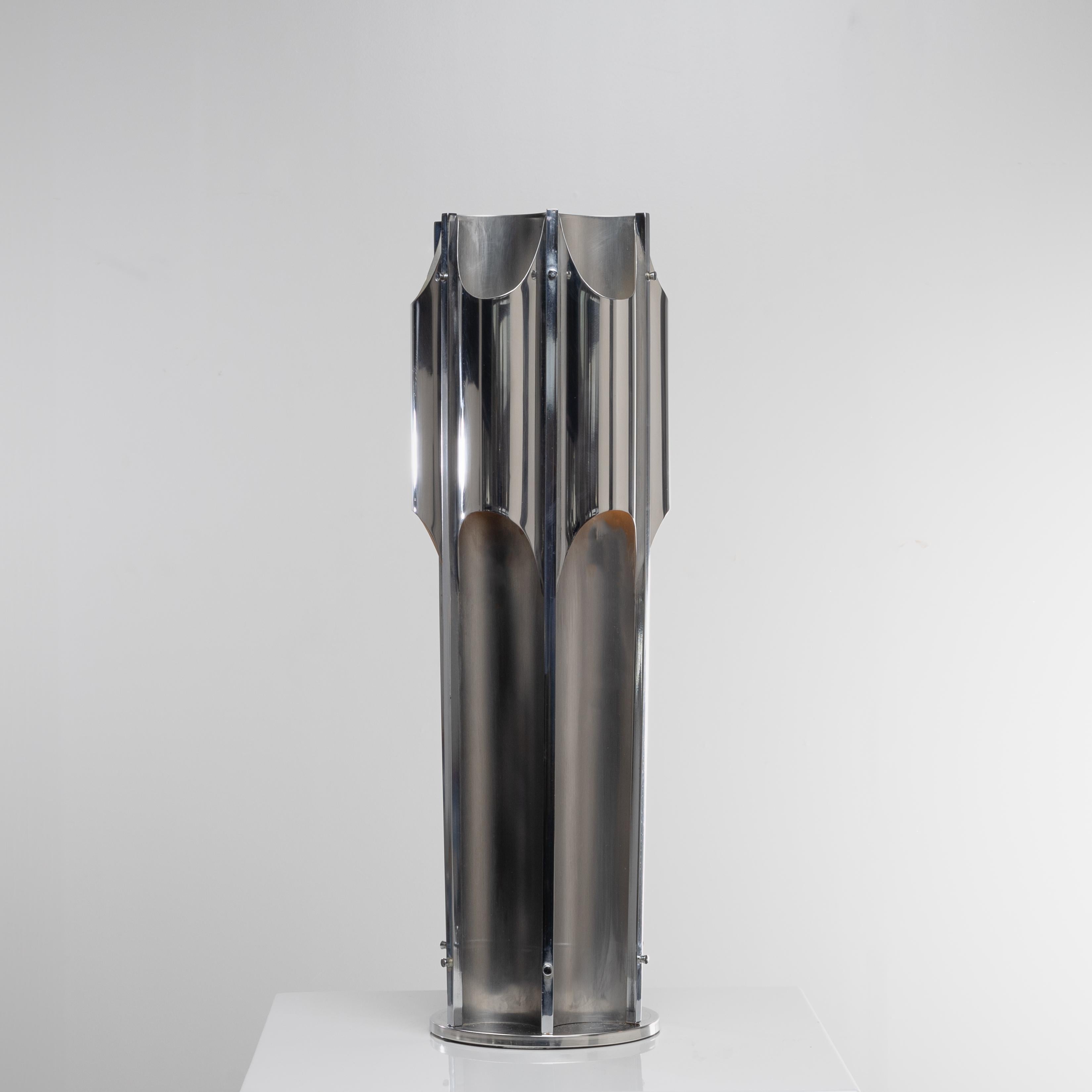 Table lamp by Jacques Charles, Charles, Paris (FR).
Impressive stainless steel table lamp with a design inspired by church organs.
The luminaire is made up of 6 polished and brushed stainless steel housings, each element housing a bulb that