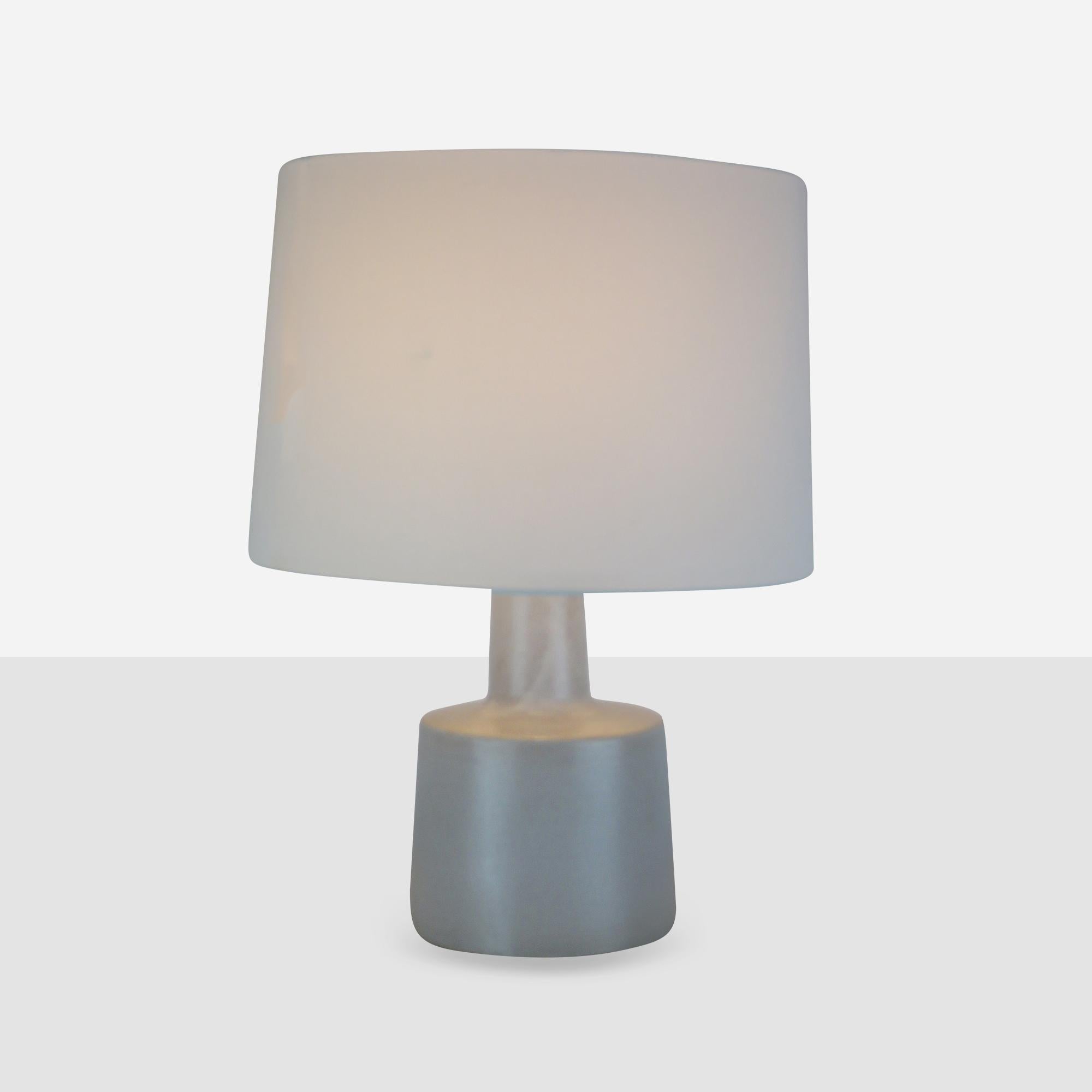 Lampe de table en grès blanc mat de Jane & Gordon Martz pour Marshall Studios. Gravé 