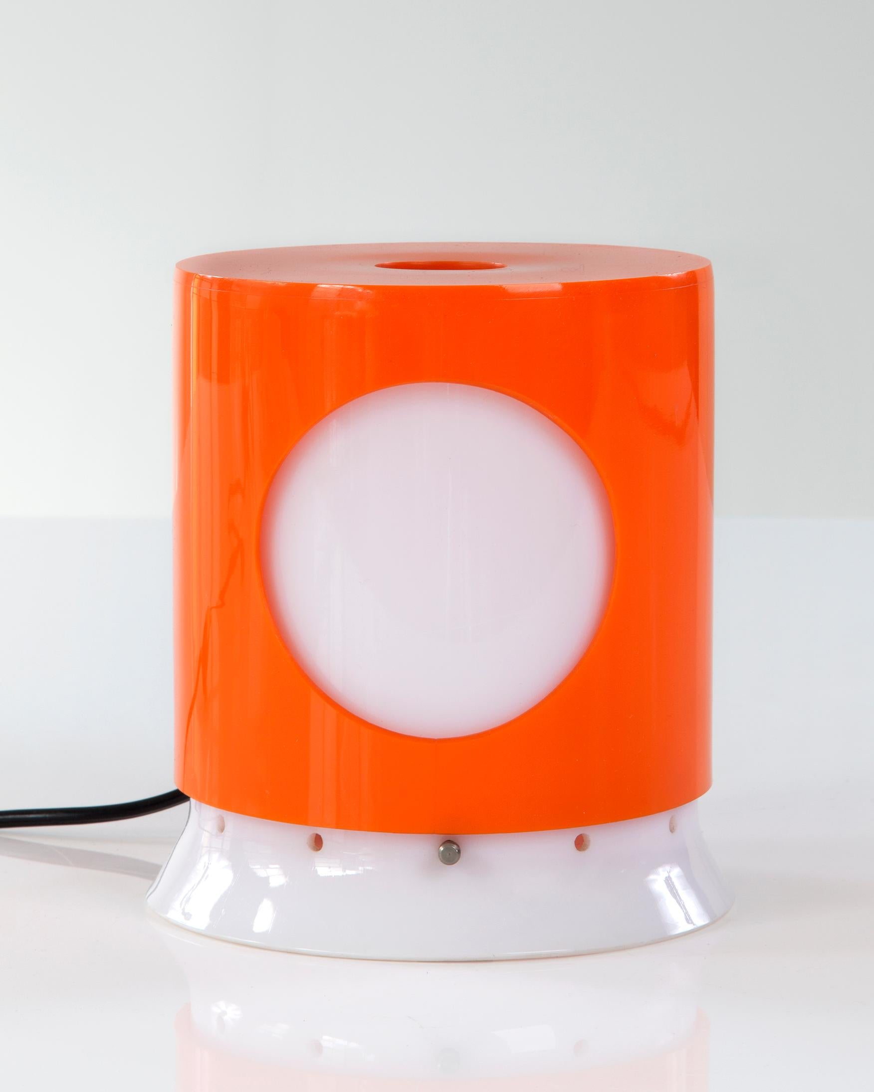 Table lamp in orange and white plastic. Designed by Joe Colombo, produced by Kartell, Italy, 1965.
