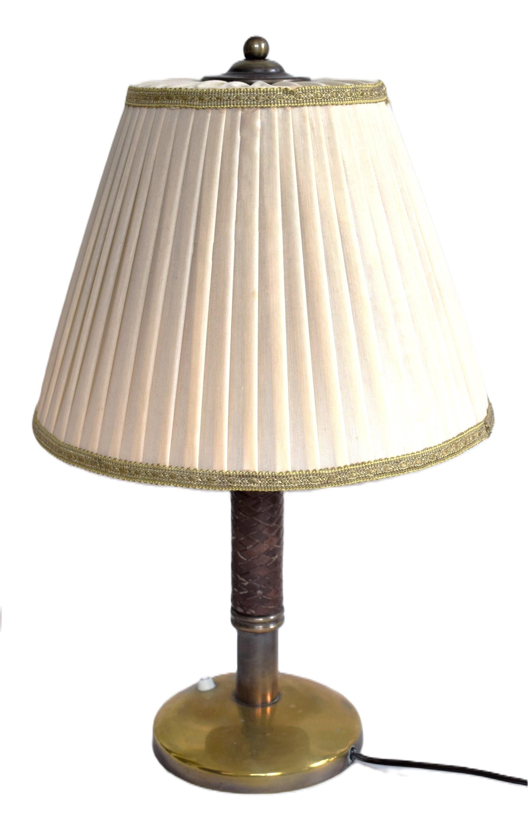 Large brass table lamp.
Designed by Josef Frank and manufactured by J.T. Kalmar in the 1930s.
Two E27 sockets.
Original silk shade.