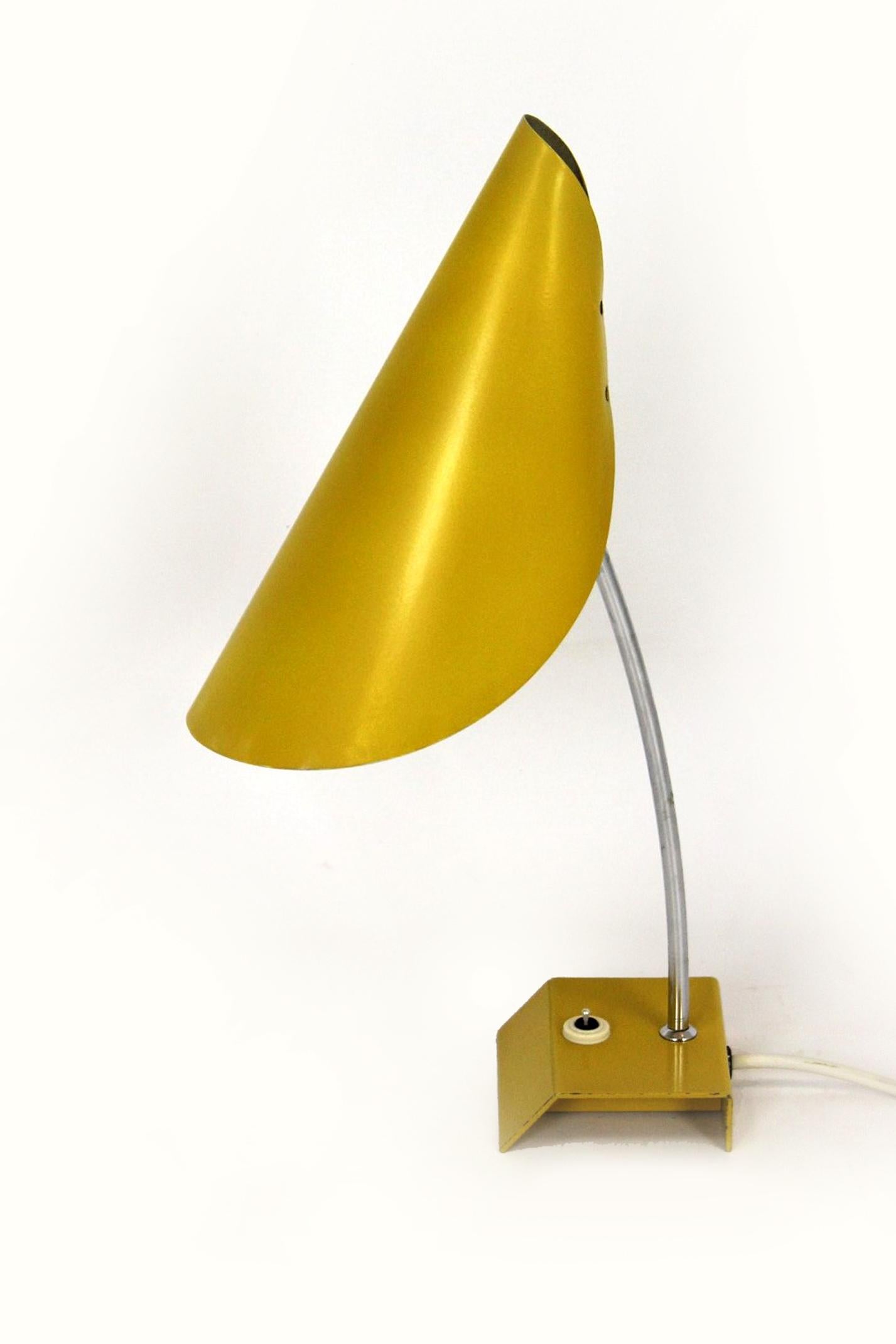 
Questa lampada da tavolo, del tipo 0513 (chiamata anche 