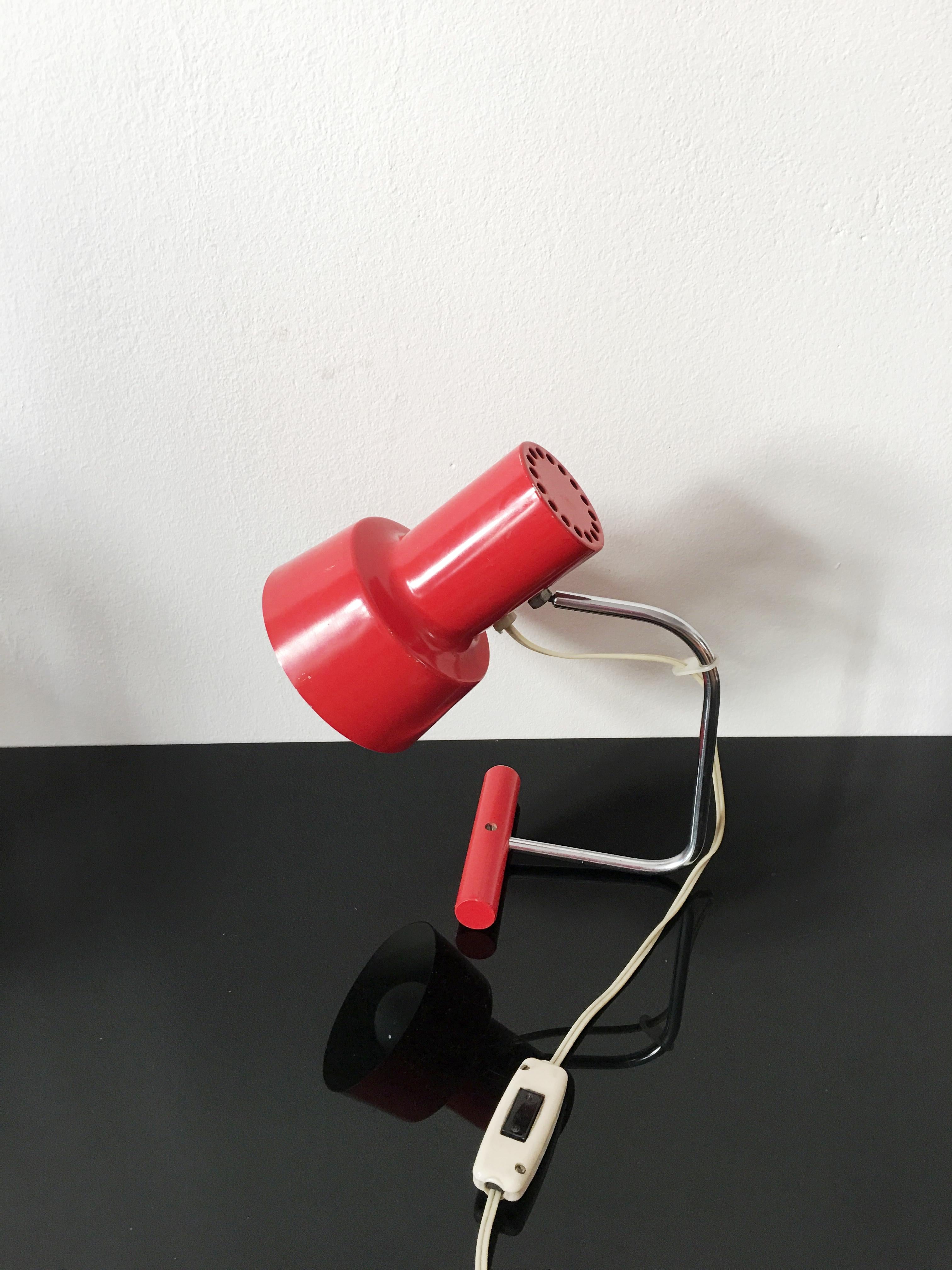 Designer Josef Hurka Lamp, red color.
From the 1960s in former Czechoslovakia, original vintage condition.
Measures: H 29cm x W 14cm x D 26cm.
